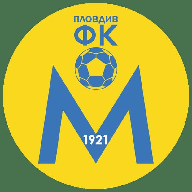 **Марица загуби от Ямбол** Футболният отбор на „Марица“ записа поражение с 2:0 при гостуването си на „Ямбол“ в осмия кръг на Трета лига – Югоизточна група. Срещата се състоя в събота на стадион „Тунджа“ в Ямбол. Отборът на „жълто-сините“ се изправи пред сериозни кадрови проблеми. Олджай Алиев остава контузен и не писан в групата, а вратарят Петър Начев все още не е възстановен. Липсваше също и Теодор Фърков. Непосредствено преди мача защитникът Димитър Пройчев също получи травма и Джошуа Харис, който за пръв път попадна в групата след завръщането си, стартира като титуляр. „Марица“ излезе с един от най-младите състави в групата, в който играха родените през 2006 година Наско Христев, Даниел Беломачев, Никола Кръстев, Ангел Пеев и Емилео Макавеев. Следващите играчи също бяха титуляри: Георги Михайлов, Виктор Петков и Иван Кръстев, всички от набор 2006, както и Джошуа Харис от набор 2005. Домакините взеха инициативата през първата част. Виктор Петков спаси опасен удар, удрящ гредата, още в началото на мача. Центриранията на ямболци предизвикаха хаос в наказателното поле на „Марица“, а гредата отново спаси Петков. Георги Трифонов отправи удар, който излезе в корнер след рикошет, а вратарят на домакините се намеси успешно при удар на Валери Домовчийски. През второто полувреме „Марица“ показа по-добра игра, но не успя да предотврати гола на „Ямбол“. Домакините стигнаха до победата с два гола, отбелязани в рамките на две минути – първо в 69-та минута от фаул, след което удвоиха аванса си две минути по-късно. Головете отбелязаха Иван Тошев и Патрик Владимиров. „Марица“ се намира на 5-то място в класирането с 15 точки, наравно с четвъртия „Гигант“ (Съединение). В събота, 28 септември, възпитаниците на треньора Стойчо Драмов ще приемат „Саяна“ от Хасково. **Състав на МАРИЦА:** Виктор Петков, Атанас Ташолов, Джошуа Харис, Даниел Спасов (Никола Кръстев), Георги Михайлов (Даниел Беломачев), Александър Праматаров (Наско Христев), Иван Кръстев, Христиан Димитров (Емилео Макавеев), Филип Колев (Ангел Пеев), Георги Трифонов, Валери Домовчийски – капитан. **РЕЗЕРВИ:** Петър Начев, Симеон Сираков, Красимир Лютов, Димитър Пройчев. Източник: [Официална Фейсбук страница на ПФК Марица](https://www.facebook.com/849612843841691/posts/1030676925735281)