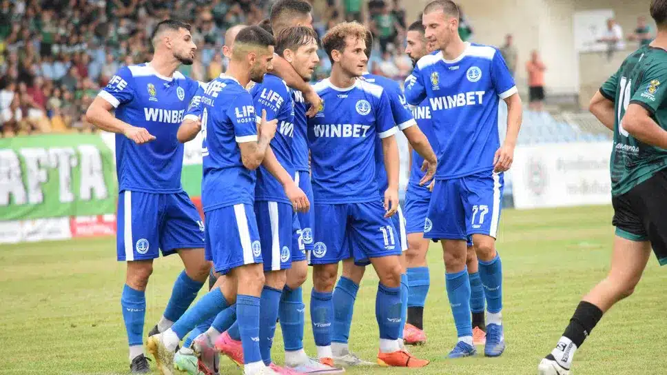 ```html ФК Димитровград допусна шеста загуба в сезона ФК Димитровград претърпя поредна загуба в Югоизточната Трета лига, като тимът загуби от Черноморец (Бургас) в междинния кръг с 0:4. След този успех бургазлии затвърдиха лидерската си позиция в класирането, докато ФК Димитровград остава на 15-то място с 9 точки. Головете за Черноморец Бургас бяха реализирани от Хидает Хюсеин, капитанът Живко Петков и Олексей Геловании. След като изоставаха в резултата, гостите опитаха да се върнат в мача, но не успяха да създадат опасност пред бургаската врата. В събота ФК Димитровград ще гостува на Спартак 1947 (Пловдив) с начален час 16:00. ```