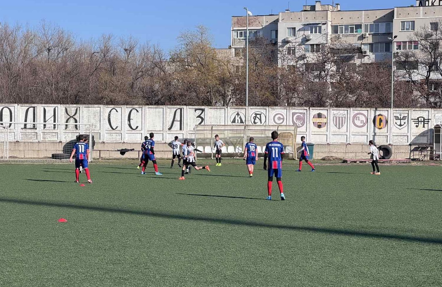 Детско-юношеската школа на Асеновец (Асеновград) проведе поредните контролни срещи преди подновяването на първенствата. Децата, родени през 2013 година, под ръководството на старши треньора Йордан Жаров, продължават със своето отлично представяне и записаха категорична победа над Юнайтед (Пловдив). Особено внимание заслужава постижението на Георги Петков, който отбеляза 4 гола! Набор 2012 изиграха две контролни срещи за два дни. В първата среща отстъпиха на Юнайтед (Пловдив) заради индивидуални грешки. Лошият терен на помощното игрище на стадион „Пловдив“ сериозно повлия на представянето на децата. В неделя сборен отбор от 2012 и 2013 (поради много болни деца) се изправи срещу втория отбор на Локомотив (Пловдив) набор 2012. Мачът бе здрав и оспорван, завършил наравно. Най-малките, водени от треньора Жаров – родените 2017 година, загубиха от Кронос (Пловдив). „През първите 30 минути, докато децата не бяха изморени, се представиха много добре, но отчитам факта, че повечето от тях бяха болни и не бяха тренирали известно време“, коментира Жаров.