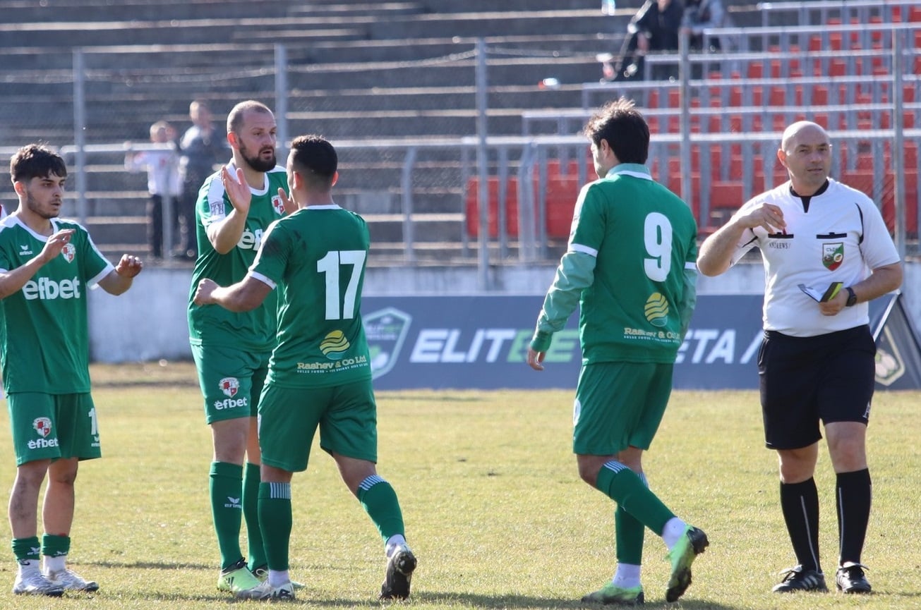 ФК Банско завърши наравно 0:0 срещу Септември (Симитли) в контрола, която се проведе днес. Старши треньорът на „козлите“ Борислав Хазуров разполагаше с ограничен състав заради отсъствието на някои футболисти. В проверката участие не взеха Костадин Василев, Жоро Рошков, Боби Божинов и Георги Фикийн поради контузии и лични причини. ФК Банско стартов състав: Абди Абдиков, Марио Димитров, Илия Мунин, Йордан Лечов, Костадин Слаев, Роман Родопски, Асен Либяховски, Теодор Чолев, Живко Димитров, Ибрахим Шериф, Георги Проев (На полувремето в игра влязоха Атанас Тъпигьозов и Владислав Златинов) Следващата проверка на банскалии е на 12 февруари в Сандански срещу третодивизионния северномакедонски Слуга. Контролите приключват три дни по-късно - на 15 февруари (събота) срещу Германея (Сапарева баня). Програма за зимната подготовка: 8 януари, Първа тренировка 25 януари, ФК Банско – Пирин 2 (Благоевград) 1:4 1 февруари, ФК Банско – Пирин (Гоце Делчев) 4:2 5 февруари, ФК Банско – Септември (Симитли) 0:0 12 февруари, ФК Банско – Слуга (Северна Македония) (в Сандански) 15 февруари, ФК Банско – Германея (Сапарева баня)