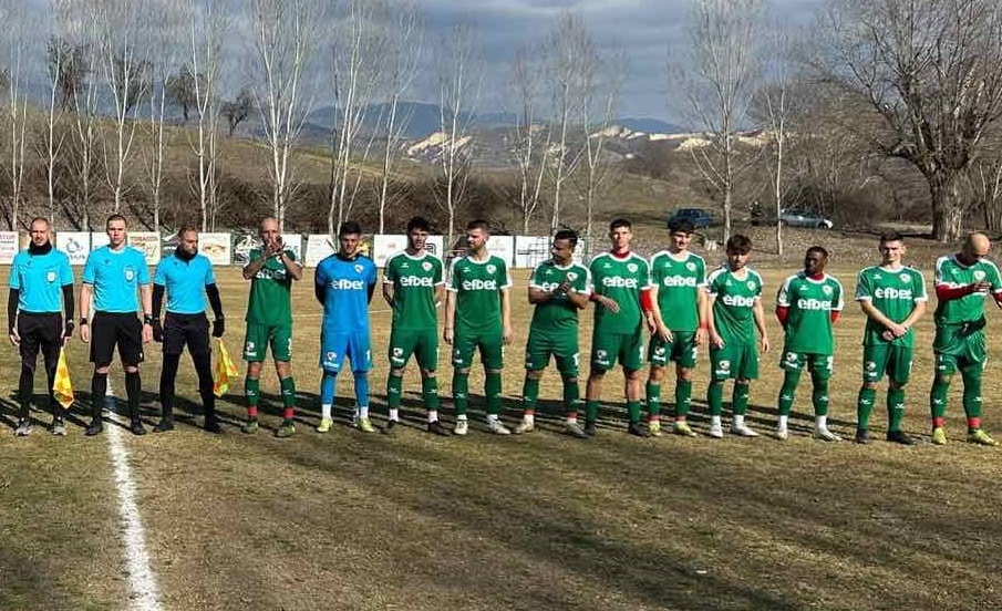 ФК Банско постигна убедителна победа с 4:0 срещу Германея (Сапарева баня) в последната си контролна среща от зимната подготовка. Този успех е втори пореден и общо трети от петте проверки, провеждани от отбора под ръководството на Борислав Хазуров. Головете за "козлите" бяха реализирани от Живко Димитров (9, 70), Владислав Златинов (17) и Ибрахим Шериф (25). Наставникът на Банско реши да не използва в този мач опитните играчи Йордан Лечов, Борис Божинов и Георги Фикийн, които останаха в резерви, тъй като имат леки контузии. Вратарят Абди Абдиков се завърна под рамката на вратата и игра половин час, колкото получиха и колегите му Михаил Янчовичин и Атанас Тъпигьозов. Съставът на ФК Банско: Атанас Тъпигьозов (30 - Михаил Янчовичин - 60 - Абди Абдиков), Марио Димитров, Либяховски, Костадин Слаев, Даш Невеш, Костадин Василев, Роман Родопски, Теодор Чолев, Живко Димитров, Ибрахим Шериф, Владислав Златинов (Янчовичин, Абдиков, Рошков, Проев, Либяховски) Програма за зимната подготовка: 8 януари, Първа тренировка 25 януари, ФК Банско – Пирин 2 (Благоевград) 1:4 1 февруари, ФК Банско – Пирин (Гоце Делчев) 4:2 5 февруари, ФК Банско – Септември (Симитли) 0:0 12 февруари, ФК Банско – Слуга (Северна Македония) (в Сандански) 2:1 15 февруари, ФК Банско – Германея (Сапарева баня) (13:00 часа, Сапарева баня) 4:0