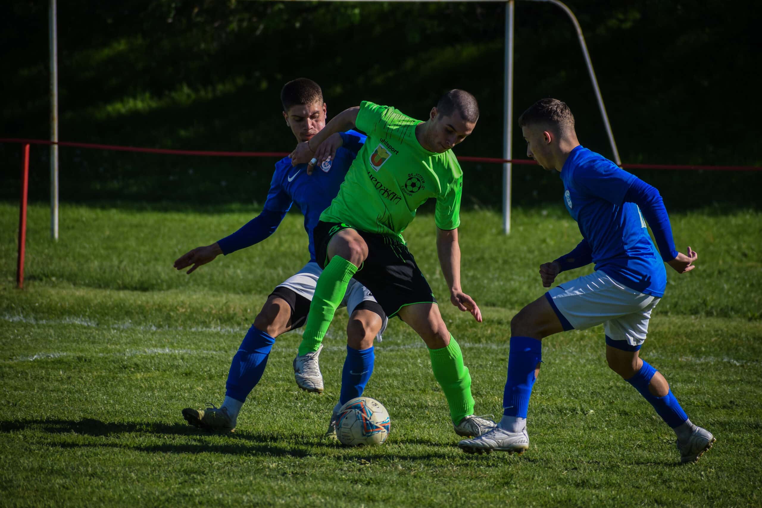 Устрем загуби минимално от Септември (Тервел) Устрем трябваше да приеме поражение с 0:1 като гост на лидера и основния претендент за класиране във втория ешелон на българския футбол, Септември (Тервел). Срещата беше част от 18-ия кръг на Североизточната Трета лига. През първото полувреме Устрем имаше по-чистите шансове, като Иван Цачев уцели гредата и пропусна да даде аванс на гостите от село Дончево. След почивката играта продължи да бъде равностойна. В 69-ата минута, при едно нападение на Устрем, Виктор Христов не успя да се справи с вратаря на Септември (Тервел), което доведе до бърза контраатака, завършила с гол за домакините. Устрем вдигна темпото след това, опитвайки се да изравни, но до гол не се стигна, а Септември (Тервел) дори имаше шанс да удвои аванса си. В крайна сметка, срещата завърши 1:0 за Септември (Тервел). Устрем остава на 11-та позиция в класирането с 17 точки, а в следващия си мач ще се изправи срещу втория отбор на Спартак Варна.