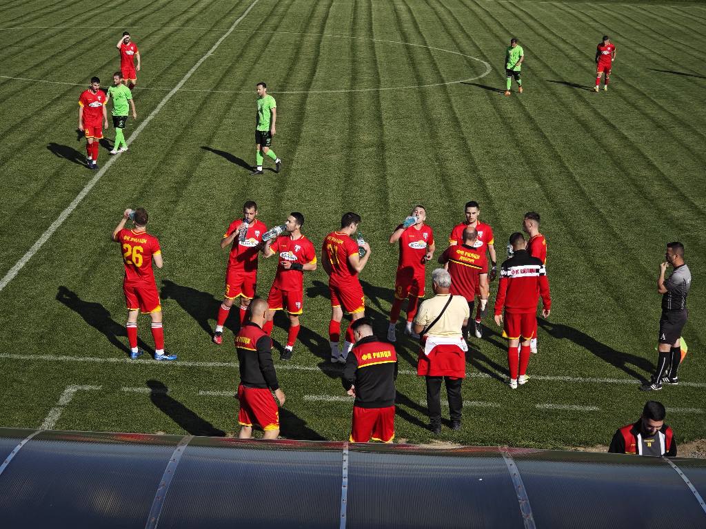 Въпреки притесненията на ръководството относно лошото време и отсъстващите футболисти, Рилци (Добрич) пропусна своите възможности да победи Бенковски (Исперих) у дома. Срещата от 22-рия кръг на Североизточната Трета лига завърши наравно - 0:0. През първото полувреме гостите от Исперих пропуснаха две възможности, дошли след засечени с глава центрирания. Най-добрият шанс обаче се откри пред Мартин Кирилов, който уцели градата. През втората част домакините излязоха по-мобилизирани и удар с глава на Симеон Митев беше избит от голлинията. Стражът на Рилци, Федай Алимов, пък спря най-качествения удар на гостите през вторите 45 минути. Двата тима доиграха мача с по 10 души след 75-ата минута. Тогава се получи спречкване между състезатели на двата тима, при което главният рефер Иван Христов показа втори жълт картон на един играч от Бенковски и на един от домакините. За Рилци изгонен беше състезателят с номер 11 Михаил Георгиев Михайлов. Уточняваме, че това не е капитанът на отбора, който е със същите три имена, но носи номер 9 на гърба си. Точката беше 18-та за тима от добричкия квартал, който е на 14-ата позиция в класирането. В следващия кръг Рилци гостува на 15-ия Фратрия II (Бенковски) в неделя, 13-ти април от 16:00 часа.