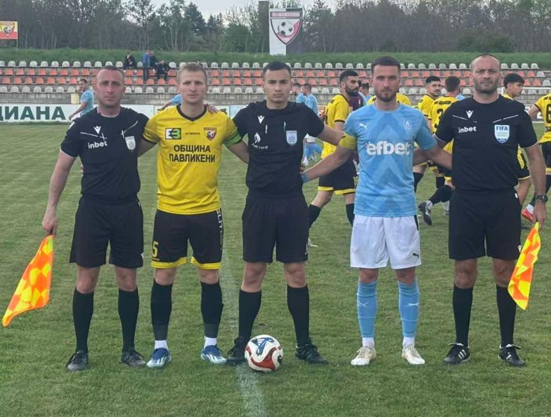 ОФК Павликени отново загуби в Северозападната Трета лига ОФК Павликени допусна ново поражение в Северозападната Трета лига. Отборът на Димо Атанасов отстъпи с 0:2 у дома на Академик (Свищов) в отложен мач от 20-ия кръг на шампионата. Гостите имаха аванс в резултата на почивката след точно изпълнение на Кристиян Иванов, който беше изведен сам срещу вратаря. В 67-мата минута аванса на Академик стана 2:0 благодарение на Благо Ленков. Асистенцията за попадението беше дело на автора на първия гол. Гостите останаха с човек по-малко след директен червен картон на Елиян Александров в 79-ата минута. До края обаче отборът на Павликени не успя да вкара поне почетно попадение. Това е трето поредно поражение без реализиран гол от нашия тим. В събота, 26-ти април в Павликени гостува Янтра (Полски Тръмбеш). Двубоят от 22-рия кръг е с начален час 17:00.