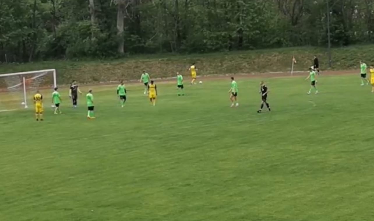 Устрем (Дончево) загуби с 1:5 от Черноломец (Попово) Устрем (Дончево) загуби с 1:5 гостуването си на вече втория в класирането Черноломец (Попово) в мач от 25-тия кръг на Североизточната Трета лига. Още в началото на срещата домакините взеха солиден аванс. С ранни голове на Беадир Беадиров и Озан Ремзи Черноломец поведе с 2:0. Тимът на Устрем се опита да се противопостави и малко преди 40-ата минута стигна до добър шанс за намаляване на изоставането си, но стражът на отбора от Попово изпревари нашия атакуващ футболист. Веднага след това домакините увеличиха аванса си на 3:0 благодарение на ветерана Мартин Ковачев. Броени секунди след това гостите от село Дончево изпуснаха и най-добрата си възможност за гол. През второто полувреме Клейтън Тиесън покачи на 4:0 след директен гол от пряк свободен удар в 63-ата минута. Малко по-късно Гаел Нсомби беше фаулиран в наказателното поле. Самият той застана зад бялата точка, но стражът на Устрем спаси. При 0:4 Устрем пропусна пореден шанс след образцова контра атака. В 80-ата минута резервата Дани Братоев вкара пети гол в мрежата на отбора от Дончево. След нови три пропуска, Устрем получи правото да изпълни дузпа. Гостите се възползваха от това и вкараха поне почетен гол, оформил крайното 5:1 в 88-ата минута. Въпреки поражението, Устрем остава на 11-ото място с актив от 26 точки. Следващият съперник на тима е 13-тия Светкавица (Търговище). Двубоят на стадион "Дружба" в Добрич е в събота, 3-ти април от 17:00 часа.