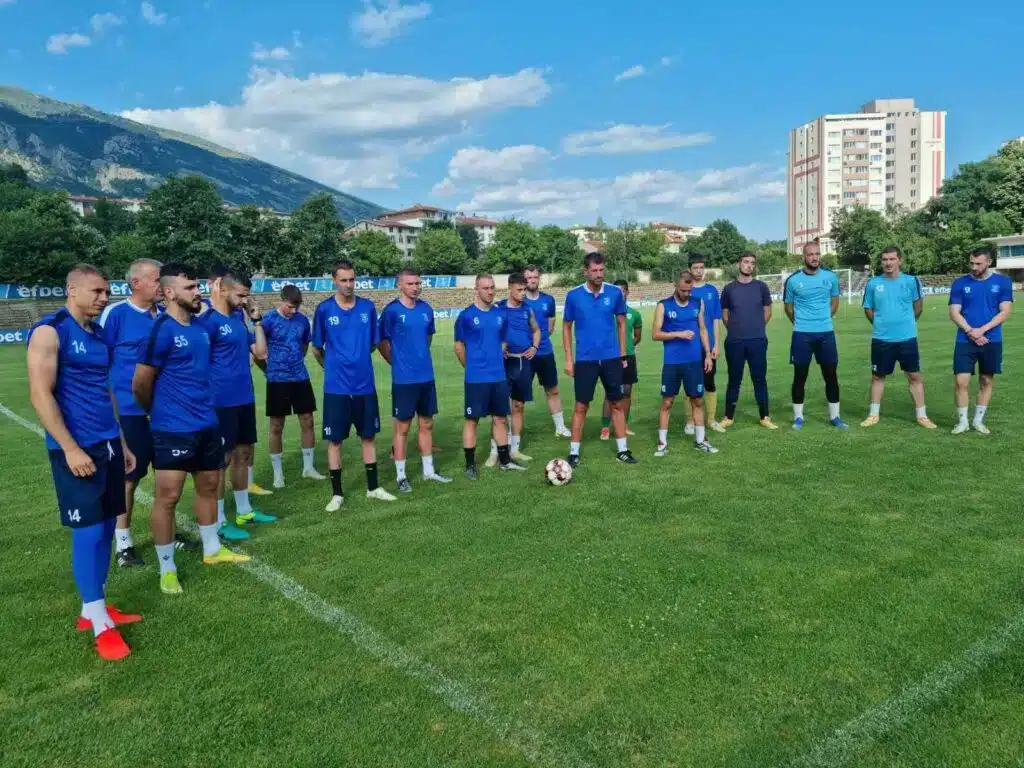 Левски (Карлово) загуби злощастно в Марица (Милево) Левски (Карлово) загуби с 1:2 в гостуването си на Марица (Милево) в мач от 32-ия кръг на Югоизточната Трета лига. "Сините" показаха силна игра, но вместо да постигнат обрат, получиха втори гол в края на срещата. Домакините успяха да открият резултата още в осмата минута. От този момент нататък инициативата беше напълно в ръцете на Левски. През второто полувреме мачът се развиваше основно пред вратата на Марица, като домакините трудно излизаха от собственото си наказателно поле. В крайна сметка карловци успяха да изравнят в 51-ата минута чрез Ивелин Илиев. Вместо пълен обрат, Левски получи втори гол след контраатака на Марица, при която отборът от Милево направи единствения точен удар през втората част. Малшансът преследваше Левски до последния съдийски сигнал, когато техният удар от пряк свободен удар се отрази от външната страна на мрежата. Мирослав Банчевски, техническият директор на Левски, сподели: "Момчетата играха много добре. Можеше да вземем поне една точка. Имахме голям превес през повечето време. Не играхме, както обичайно играят гостите в групата, не се бранихме, а атакувахме и търсехме трите точки. Не мисля, че можем да виним някого за това, че вместо да стигнем до втори гол, го получихме. Хубавото е, че след няколко дни имаме шанс за поправка." Следващият мач на "сините" е домакинство на Локомотив II (Пловдив), което ще се проведе в събота, 3-ти май от 18:00 часа. Банчевски добави: "Ако играем така срещу Локомотив, няма как пак да загубим. Все пак мач с мач не си прилича и всичко може да се случи. Ще тренираме само в петък, утре момчетата ще почиват. Хубавото е, че всички са здрави, на линия са за следващата среща и се надяваме, че ще я спечелим."