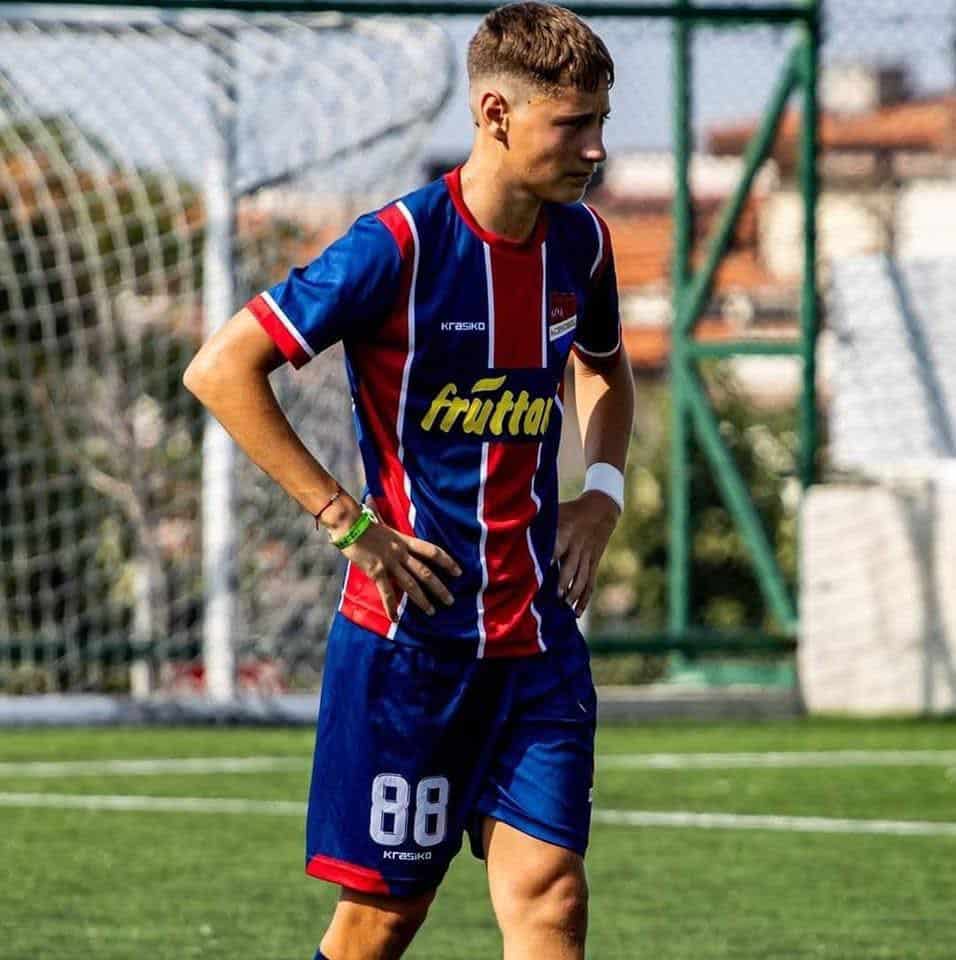 Детско-юношеската школа на Асеновец (Асеновград) продължава да представя част от своите таланти. Този път идва ред на един специален футболист... Става въпрос за Кристиян Апостолов. Роден е на 27 септември 2009 година. Все още няма навършени 16 години, а спокойно може да кандидатства за рекордите на Гинес. Крис играе за юношите младша възраст на отбора, за юношите старша възраст и за представителния отбор на Асеновец. „Ако имаше възможност и време, щеше да играе още мачове“, къде на шега, къде на сериозно казват от клуба. Кристиян дебютира за първия отбор на Асеновец още през миналия сезон, а този се превърна в неразделна част от тима. Еднакво добре може да се подвизава и като десен, и като ляв бранител, но не са му чужди включванията в по-предни позиции, тъй като притежава добра бързина и техника. Ние вярваме, че има нещо специално в него, не само в уменията му, а в характера, в работата му, в отдадеността. За нас това е шампионски дух. И знаем, че това е само началото. Знаем и сме сигурни, че ако Крис продължи със своето постояство, скоро ще играе на много по-високо ниво, защото той наистина притежава качества и го заслужава. Просто трябва да продължи да бъде устремен, дисциплиниран и отговорен.