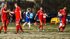 Вихър (Славяново) загуби с 0:1 от Павликени Вихър (Славяново) загуби с 0:1 гостуването си на Павликени в мача от последния 24 кръг на Северозападната Трета лига. Така тимът от Славяново завърши на 3 място в крайното класиране с 43 точки, на точка зад втория - Академик (Свищов), който разби като домакин с 5:0 Ювентус (Малчика). “За самия мач мога да кажа, че пропуснахме доста положения, ударихме и греда. Накрая при един корнер и разбъркване в наказателното ни поле, наш футболист не успя да изчисти топката и му се удари в ръката, за което съдията даде дузпа. Така загубихме, въпреки че наистина не заслужавахме”, коментира треньорът Николай Боянов. “С оглед някои проблеми съм доволен от класирането и благодаря на футболистите, че довършихме сезона. Реално и в този мач имах огромни кадрови проблеми и на практика разчитах само на три резерви, като направих само една смяна”, завърши наставникът.