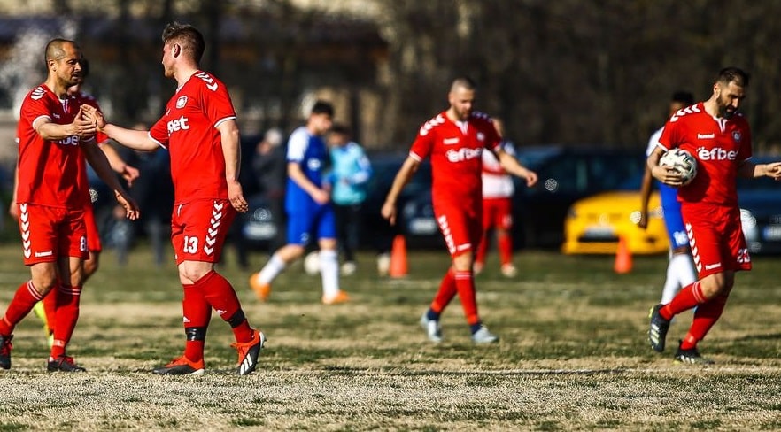 Вихър (Славяново) загуби с 0:1 от Павликени Вихър (Славяново) загуби с 0:1 гостуването си на Павликени в мача от последния 24 кръг на Северозападната Трета лига. Така тимът от Славяново завърши на 3 място в крайното класиране с 43 точки, на точка зад втория - Академик (Свищов), който разби като домакин с 5:0 Ювентус (Малчика). “За самия мач мога да кажа, че пропуснахме доста положения, ударихме и греда. Накрая при един корнер и разбъркване в наказателното ни поле, наш футболист не успя да изчисти топката и му се удари в ръката, за което съдията даде дузпа. Така загубихме, въпреки че наистина не заслужавахме”, коментира треньорът Николай Боянов. “С оглед някои проблеми съм доволен от класирането и благодаря на футболистите, че довършихме сезона. Реално и в този мач имах огромни кадрови проблеми и на практика разчитах само на три резерви, като направих само една смяна”, завърши наставникът.