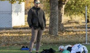 ФК Димитровград на прага на финалния мач за сезона ФК Димитровград се готви за последния си мач от сезона в Югоизточната Трета лига. В събота отборът ще изиграе среща срещу третия отбор на Ботев Пловдив, с което ще сложи край на сезона. Под ръководството на Георги Каменов, тимът заема 17-то място с 39 точки, но има възможност да се позиционира малко по-нагоре, в случай че противниците пред него допуснат грешки в последния кръг. В отбора няма контузени и наказани играчи, но ентусиазмът сред основната група е спаднал и всеки вече мисли за почивка. "Настроението при нас е отпускарско, ще избутаме някак последния мач. Лошо беше, че в последния кръг не играхме, а ни дадоха служебна победа, защото това намали мотивацията много и играчите много трудно ще се вдигат за двубоя с Ботев Пд III. Все пак им казаха - ако искат да си вземат премията, ще играят", каза за клубния сайт президентът Мартин Александров. След срещата ФК Димитровград излиза в едномесечна пауза. Стартът на подготовката ще бъде определен в зависимост от началото на новия сезон, като все още няма точна дата за подготвителния период.