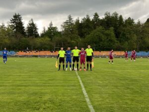 Рилски спортист победи Септември II с 2:1 в последното домакинство за сезона Рилски спортист (Самоков) постигна победа с 2:1 над Септември II (София) в откриващия мач на 37-ия кръг на Югозападната Трета лига. Това беше и последното домакинство на Рилецо за сезона. Първият шанс в двубоя се откри пред гостите още в третата минута, но отбраната на "скиорите" се справи и Септември стигна само до корнер. Веднага след това Григор Долапчиев шутира, но покрай вратата. В деветата минута гостите удариха греда, след което Стоян Шаламанов пропусна да добави топката в мрежата. При втората си добра възможност Рилски излезе напред в резултата чрез Георги Божилов. Нападателят се разписа в 16-ата минута, след което нямаше особено интересни положения пред двете врати до края на първата част. През второто полувреме гостите от София се хвърлиха да търсят изравнителен гол, но в 59-ата минута Валентин Галев се отчете със страхотно спасяване. Само четири по-късно Долапчиев удвои аванса на Рилецо с красиво изпълнение. В 66-ата обаче Никола Ангелов върна един гол, след като беше най-събразителен в наказателното поле на домакините. След центриране от статично положение се получи карамбол пред вратата на Галев, при който Ангелов успя да отбележи четвъртия си гол в четвърти мач с екипа на Септември II. В 79-ата минута резервата за Рилецо Георги Милошев стреля от далечна дистанция, но гредата спря 17-годишния талант да се разпише. При добавката Емре Дрянов също не успя да порази вратата на Панайот Гигов. В добавените минути на сблъсъка домакините изпуснаха още две отлични възможности за по-изразителен успех. С победата си днес Рилски спортист приключва домакинската кампания с два поредни успеха и общо четири в последните пет мача, в които направи само едно равенство. Отборът, воден от Пламен Крумов, събра вече 62 точки, 2 по-малко от третия Оборище (Панагюрище). В последния си мач самоковци гостуват на Балкан (Ботевград) в сряда, 4-ти юни, от 18:00 часа.