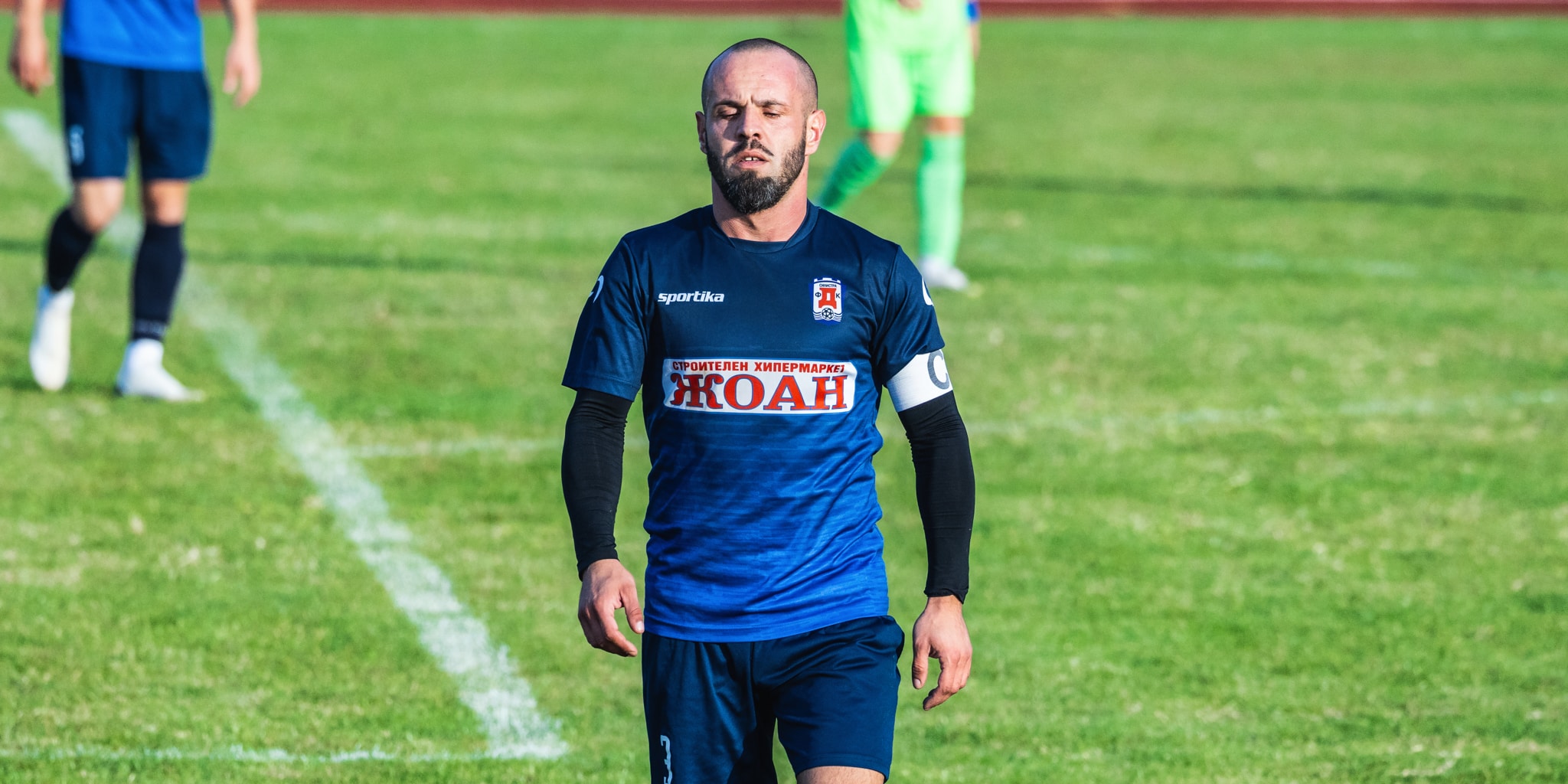 Доростол загуби от Волов с 1:4 в Североизточната Трета лига Доростол (Силистра) претърпя поражение с 1:4 при гостуването си на Волов Шумен 2007. Двубоят бе част от 26-тия кръг на Североизточната Трета лига. Силистренци бяха без трима от основните си футболисти, което несъмнено се отрази на представянето на тима. Началото на мача обаче беше по-добро за Доростол, като в 21-вата минута Веселин Николаев уцели греда. Въпреки това, до края на първата част домакините стигнаха до два гола аванс. През второто полувреме Радослав Великов намали на 1:2, като бе точен в 63-ата минута. Това вкара под напрежение Волов, но то се оказа краткотрайно. Шуменци отбелязаха още два гола и оформиха крайния резултат. Въпреки загубата, Доростол запазва мястото си в първата половина на класирането.
