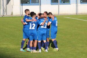 Черноморец Балчик triumphed in a key regional derby Черноморец Балчик излезе победител в едно от най-очакваните дербита на кръга в Североизточната Трета лига, като надделя над Лудогорец III с минималното, но заслужено 1:0. Единственият гол в срещата бе отбелязан в 60-ата минута, когато Толга Мюрвет реализира след асистенция на Иван Томов. Малко преди това, още в края на първото полувреме (45+1’), гостите останаха с човек по-малко след втори жълт картон. Най-доброто положение се откри пред Мартин Янакиев в средата на първата част, но ударът му с глава мина на сантиметри над горната греда на съперника. Негов гол бе отменен заради засада 15-тина минути преди последния съдийски сигнал, като ситуацията бе много тънка. Мачът продължи да бъде изпълнен с единоборства и напрежение, а в 89-ата минута и Йордан Тосков от домакините получи втори жълт картон. Така последните минути на срещата преминаха при равен брой играчи на терена – по 10 за двата отбора. „Получи се много здрав двубой, с много единоборства и картони. Смея да кажа, че държахме инициативата. В началото изпитвахме затруднения да се нагодим на играта на съперника, но с течение на мача успяхме и създадохме няколко хубави положения да поведем. Хубаво е, че след като го сторихме, почти не допуснахме заплахи пред нашата врата и изковахме нови три точки, с които зарадвахме нашата публика", каза за клубния сайт треньорът на Черноморец Балчик Ивайло Станчев. Победата бе помрачена от неприятна новина – титулярният вратар Димитър Илиев получи контузия в прасеца и бе принуден да напусне терена още в началните минути.