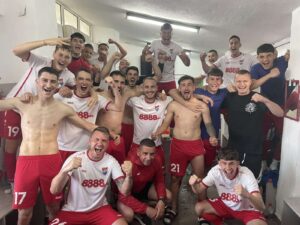 Асеновец постигна три поредни победи с класическо 3:0 над Марица Асеновец (Асеновград) разгроми Марица (Милево) с 3:0 в мач от 33-ия кръг на Югоизточната Трета лига. Това е първият случай от началото на сезона, в който Асеновец записва три поредни победи, макар едната да е служебно над Карнобат. Първо бе постигната победа над Саяна (Хасково) с 3:1, след което бяха присъдени трите точки срещу Карнобат, а сега дойде и успехът над Марица (Милево). Антон Огнянов откри резултата, а след това Иван Ангелов реализира след асистенция от Славчо Шоколаров. През втората част на срещата, Стефан Николов също се разписа, след като засече с глава центриране от корнер, изпълнен от Шоколаров. Домакините можеха да увеличат аванса си, но четири пъти топката срещна гредите на вратата на гостите. Халибрям Кърмаджъ удари гредата два пъти, а по веднъж това се случи и на Славчо Шоколаров и Петър Шопов. Следващият мач на Асеновец е на 11 май (неделя), когато ще гостуват на дублиращия отбор на Локомотив (Пловдив).