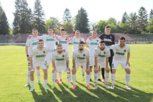 Ботев (Ихтиман) завърши наравно 1:1 при визитата си на ФК Банско в мач от 32-ри кръг на Югозападната Трета лига. Роденият през 2007 година Мартин Тенев направи дебют за тима, след като беше привлечен през зимния трансферен пазар от ЦСКА III (София), където неговия треньор е Румен Трифонов. Наставникът на Ботев (Ихтиман) Валери Свиленов започна да предоставя игрови минути на Мартин още по време на зимната подготовка и контролите. В мача срещу Банско, футболистът направи своето първо изява в мъжкия футбол. Тенев играе отдясно на фланга и демонстрира забележителни качества за своята възраст. Мартин започва да тренира футбол в школата на Бароко, където участва и в камп на Валенсия през 2019 година. След това е забелязан от ЦСКА и привлечен в Академията на "червените", в която играе последните четири години. Успех, Марто!