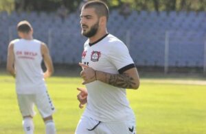 Жюлиен Бенков с желание да играе срещу Бдин, въпреки травми Капитанът на Вихър (Славяново) Жюлиен Бенков стресна треньорския щаб в последните няколко дни. Полузащитникът получи комоцио по време на последния мач срещу Локомотив (Дряново), спечелен с 2:0. След направен скенер обаче се оказа, че няма сериозен проблем. За зла участ обаче той счупи и костица на пръст на ръката, който се наложи да бъде наместван. Заради двете ситуации Бенков имаше вариант да пропусне предстоящото гостуване на Бдин (Видин) в 33 кръг, но е изявил желание да играе на всяка цена. Старши треньорът Николай Боянов няма други кадрови проблеми за двубоя във Видин.