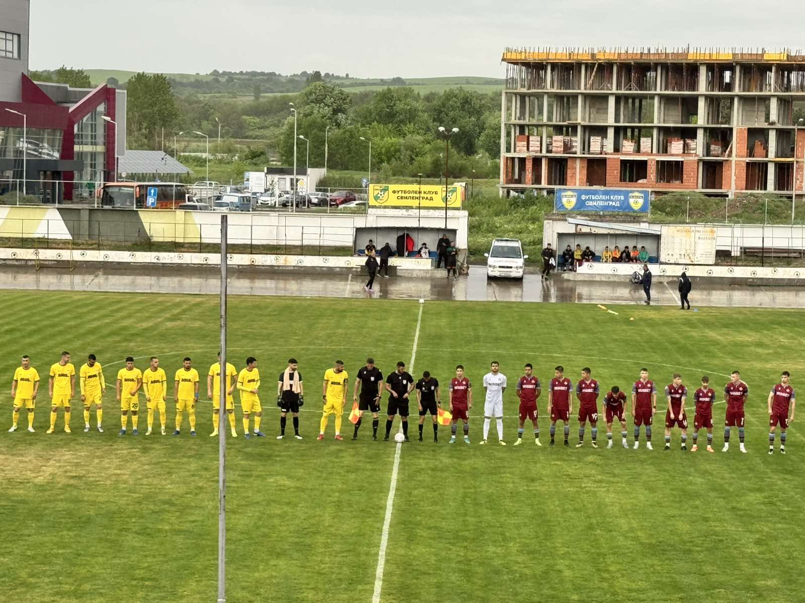 ФК Свиленград triunfa с 3:2 срещу Ботев III (Пловдив) в отложен мач от 32-рия кръг на Югоизточната Трета лига. Събитието, което по програма трябваше да се състои на 30-ти април, се проведе днес, 7-ми май, от 18:00 часа на стадион "Колодрума" в Свиленград. Домакините стартираха мача с увереност, притискайки опонента си. В 15-ата минута логичното се случи, когато Юлий Шекеров, завърнал се след контузия, откри резултата. Свиленград продължи с динамичната игра, а след 15 минути Шекеров удвои с 2:0. Гостите отговориха с опасни атаки до края на първата част. През второто полувреме "жълтите" повторно се мобилизираха и в 70-ата минута Милен Танев направи резултата класически с гол от пряк свободен удар. Въпреки този аванс, отборът на Анастас Попов се отпусна, което позволи на "канарчетата" да върнат два гола с контраатаки в 75-ата и 78-ата минута. Въпреки натиска, играчите на Свиленград запазиха преднината си до края на мача, демонстрирайки опит. "Надяваме се в следващия мач да постигнем нова победа. Ще се завърне и още един от нападателите ни - Христо Христов. С него сме в цял състав и ще преследваме втората поредна домакинска победа," коментираха от ръководството на тима след срещата днес. С тази победа "жълтите" прекъсват серията от 7 мача без успех, в които взеха само една точка. В резултат на успеха днес Свиленград вече има 43 точки и се изкачва до деветото място в класирането. В следващия си двубой отборът на Анастас Попов е домакин на Родопа (Смолян) в събота, 10-ти май, от 18:00 часа.