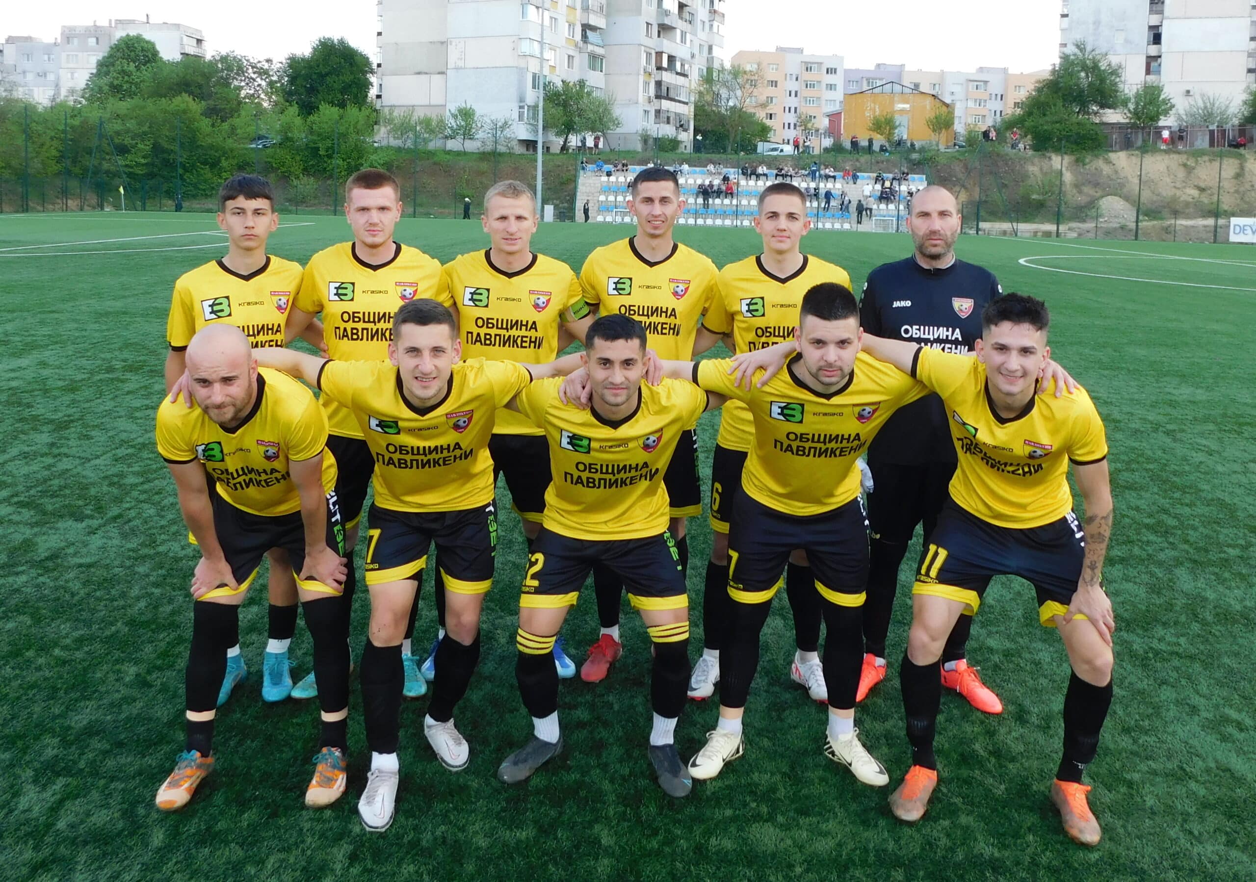 ОФК Павликени успя да победи Янтра (Полски Тръмбеш) с 3:2 в домакински мач от отложения 22-рия кръг на Северозападната Трета лига. Под ръководството на Димо Атанасов, отборът прекъсна серията си от 4 поредни загуби и се върна на победния път. Мачът, който първоначално бе насрочен за 26-ти април, беше отложен поради ангажименти на състезатели от двата тима с националната селекция по минифутбол на България. В днешния сблъсък домакините откриха резултата още през първото полувреме, което остана с единствен гол. През второто полувреме обаче двата отбора предложиха истинско зрелище, като отбелязаха общо 4 гола – по два за всеки отбор. С трите спечелени точки, Павликени се изкачи на петото място с общо 33 точки, премествайки се с две позиции нагоре в класирането. В следващия си мач, играчите на Димо Атанасов ще се срещнат с борещия се за оцеляване Ювентус 95 (Малчика). Двубоят е насрочен за събота, 10-ти май, от 18:00 часа в Павликени.