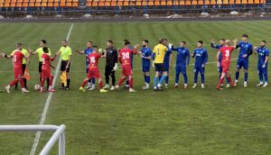 Рилски спортист и ЦСКА III завършиха наравно Рилски спортист (Самоков) завърши наравно 0:0 в домакинството си на ЦСКА III (София). Мачът беше част от 33-тия кръг на шампионата и се изигра на стадион „Искър“ в Самоков. Още в началните минути Григор Долапчиев беше изведен на добра позиция, но стреля над вратата от малък ъгъл. „Червените“ отговориха с опасна атака в 9-ата минута, а след корнера след това Валентин Галев спаси удар от близка дистанция. В 40-ата минута дойде и най-добрата възможност за гол от домакините, но отбраната на ЦСКА се справи. Така първото полувреме приключи без голове. През втората част домакините продължиха да бъдат по-добрият отбор. Още в 58-мата минута обаче видяхме поредната добра намеса на Георги Гергинов, който спаси удар от близко разстояние. В 71-вата Долапчиев стреля с глава от няколко метра, но пак Гергинов спря играчите на "Рилецо" от попадението. Най-добрият шанс за "скиорите" се откри пред Станислав Петров четири минути преди края на редовното време, но и неговият шут беше отразен от вездесъщия Гергинов. След две поредни победи Рилски беше спрян, но серията му без загуба вече възлиза на 11 мача. Отборът на Пламен Крумов има 56 точки, а в следващия си двубой гостува на Септември (Симитли). Мачът помежду им е в сряда, 14-ти май от 18 часа.
