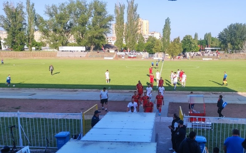 Вихър (Славяново) завърши наравно 1:1 при визита на Бдин (Видин) в среща от 24-ти кръг на Северозападната Трета лига. „С оглед на резултата, може би равенството във Видин трябва да се възприеме като положителен изход. Въпреки това, сме малко разочаровани, че не успяхме да вземем трите точки, тъй като имахме повече възможности от домакините“, сподели Николай Боянов пред официалния сайт на Вихър (Славяново). „Бяхме в по-ограничен кадрови състав, но това не е неочаквано в аматьорския футбол. Сега ни предстои гостуване на Янтра (Полски Тръмбеш) в сряда, което трябваше да се проведе по-рано през сезона. Не се тревожа, че трябва да играем през три дни, макар и в две поредни гостувания. Смятам, че отборът е добре подготвен. По-скоро ме притеснява мачът през идния уикенд срещу Левски (град Левски), тъй като вероятно ще имам повече отсъстващи“, добави треньорът. „Отиваме в Полски Тръмбеш, за да спечелим мача, което може да ни осигури второто място в крайното класиране“, завърши Николай Боянов. Снимка: БНР