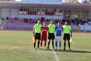 ФК Саяна Хасково постигна нова победа ФК Саяна Хасково записа втори успех в последните си три мача. В последния кръг хасковлии се справиха с ФК Ямбол 1915, побеждавайки ги с 2:1 у дома, което ги стабилизира в средата на таблицата. Треньорът Живко Желев все още не може да разчита на множество отсъстващи футболисти. Крайният бранител Калоян Делчев е наказан поради червен картон, получен в 20-ата минута, а Костадин Пеев остава извън игра заради контузия. Христо Бойков и Беркай Халил също пропуснаха срещата заради травми и остават под въпрос за предстоящото домакинство срещу ФК Димитровград в сряда. Треньорът Желев сподели: "Въпреки че се върнаха доста от контузените, пак играят млади момчета. Ние се спасихме, така че искаме да пробваме кой ще ни помогне през следващия сезон и кой не. Започнахме да се вдигаме, нашето лице не беше добро в последно време, така че е хубаво, че завършваме сезона на висока скорост." Той добави: "В сряда ни очаква повече битка, отколкото футбол - обикновено е така срещу ФК Димитровград."