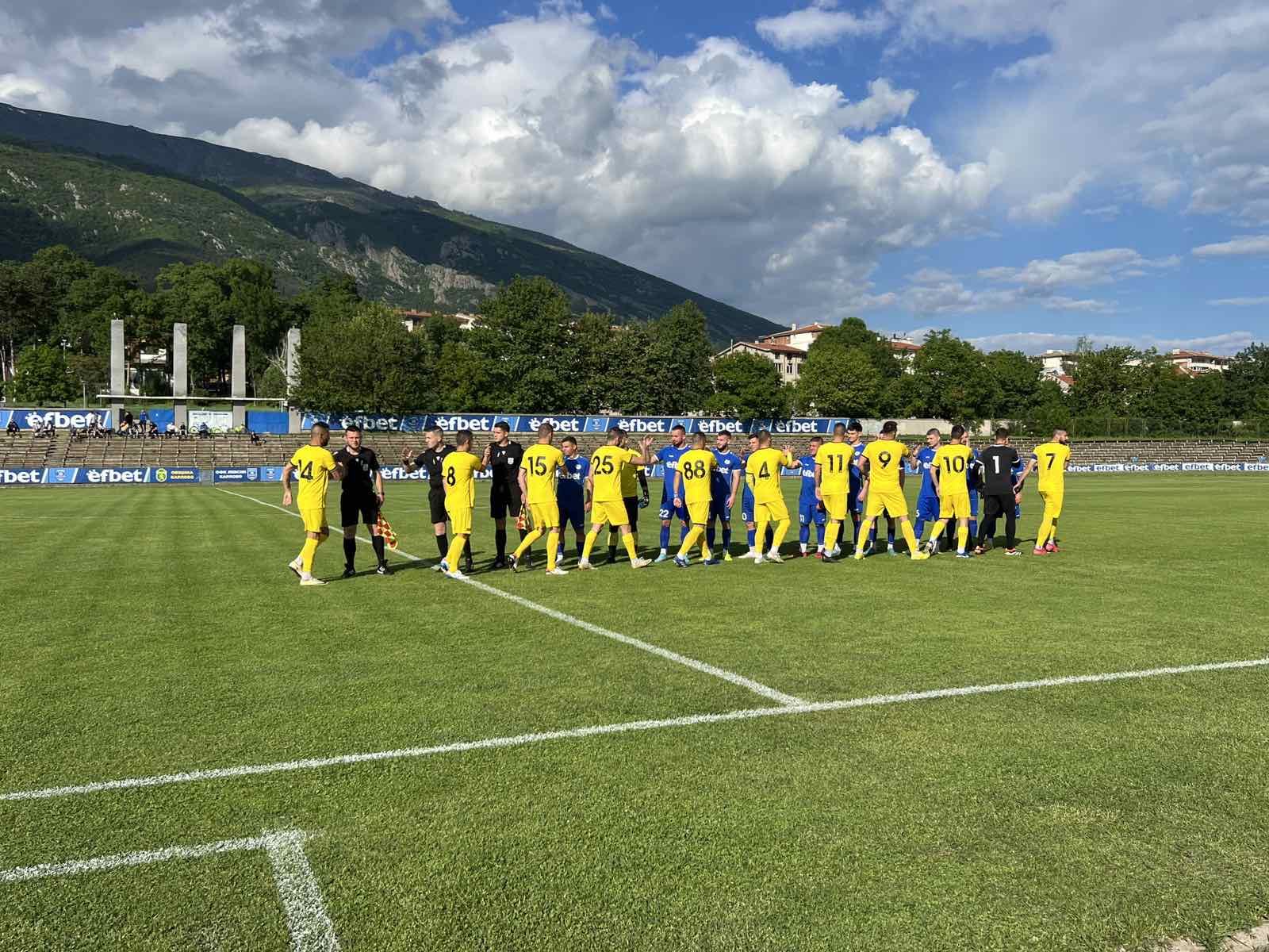 ФК Свиленград победи Левски (Карлово) с 3:2 ФК Свиленград спечели гостуването си на Левски (Карлово) с 3:2. Мачът от междинния 35-ти кръг на Югоизточната Трета лига се изигра на стадион "Васил Левски" в Карлово. Още от началото на срещата гостите показаха, че са по-класният тим. В 16-ата минута Иван Скерлев получи отлична възможност да открие резултата, засичайки с глава центиране на Крум Стоянов, но изстрелът му мина в страни от вратата на "сините". Единайсет минути по-късно обаче Милен Танев завърши чудесна атака, започнала от опитния халф. Само след още 7 минути, в 34-ата, Христо Христов покачи аванса на гостите на 2:0 с поредния си гол за сезона. И през втората част "жълтите" стартираха по-добре и в 54-ата минута Крум Стоянов стреля, но ударът му мина покрай вратата. Само 10 по-късно Георги Милев блесна с две чудесни спасявания, за да предотврати добра възможност за Левски да намали изоставането си. Това сякаш подсказа на играчите на Анастас Попов, че трябва да вкарат поне още един гол, за да са сигурни за успеха и секунди след това Юлий Шекеров покачи на 3:0. В 72-рата минута домакините върнаха един гол чрез Тодор Ангелов. Четири по-късно домакините получиха шанс да изпълнят дузпа, но Милев отрази изстрела на Пламен Крислов от бялата точка. В добавеното време Свиленград допусна още един гол в своята мрежа, дело на Кристиан Петров, който оформи крайното 2:3. Това е втори успех за ФК Свиленград в последните три двубоя. С трите спечелени точки днес отборът на Анастас Попов вече има 43 в актива си. В следващата среща тимът посреща Асеновец (Асеновград). Срещата между двата тима е в събота, 17-ти май от 18:00 часа.