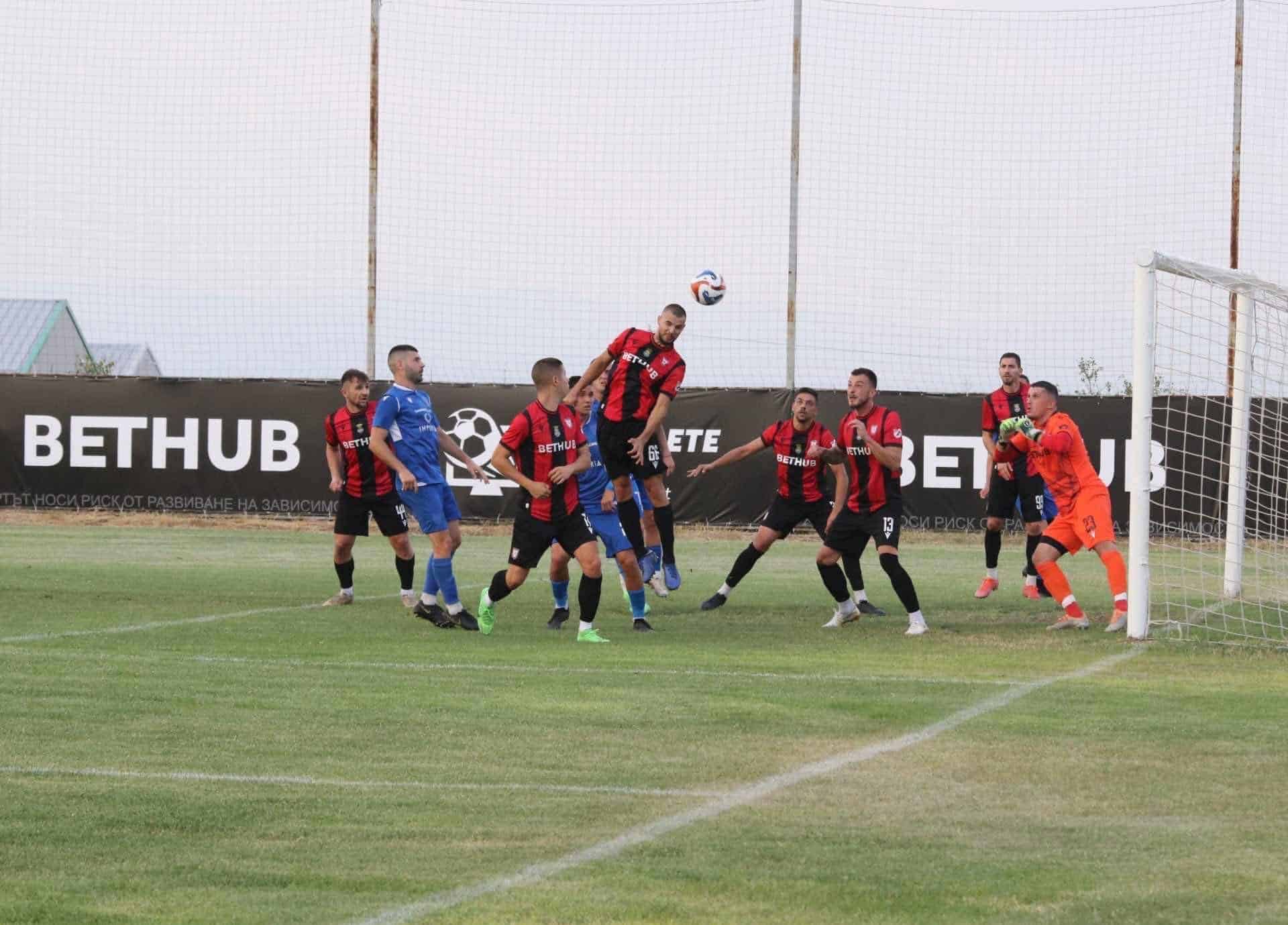Левски (Карлово) допусна загуба с 0:4 в гостуването си на Атлетик (Куклен) от 36-тия кръг на Югоизточната Трета лига. Отборът на Янко Вълканов претърпя второ поражение за седмицата. Още до почивката "баските" взеха аванс от три гола. Хенинг Якоби се разписа на два пъти, а Сашо Лебанов добави още едно попадение. Доминацията на Атлетик беше затвърдена от четвърти гол, дело на резервата Реджеб Халил, който оформи крайния резултат. Поражението за "сините" от Карлово е трето поред след само едно в пет сблъсъка. Играчите на Янко Вълканов са 15-ти с 40 точки в актива. Те ще опитат да се върнат към добрите резултати в домакинството си на шампиона Черноморец 1919 (Бургас), което е на 24-ти май от 18:00 часа.