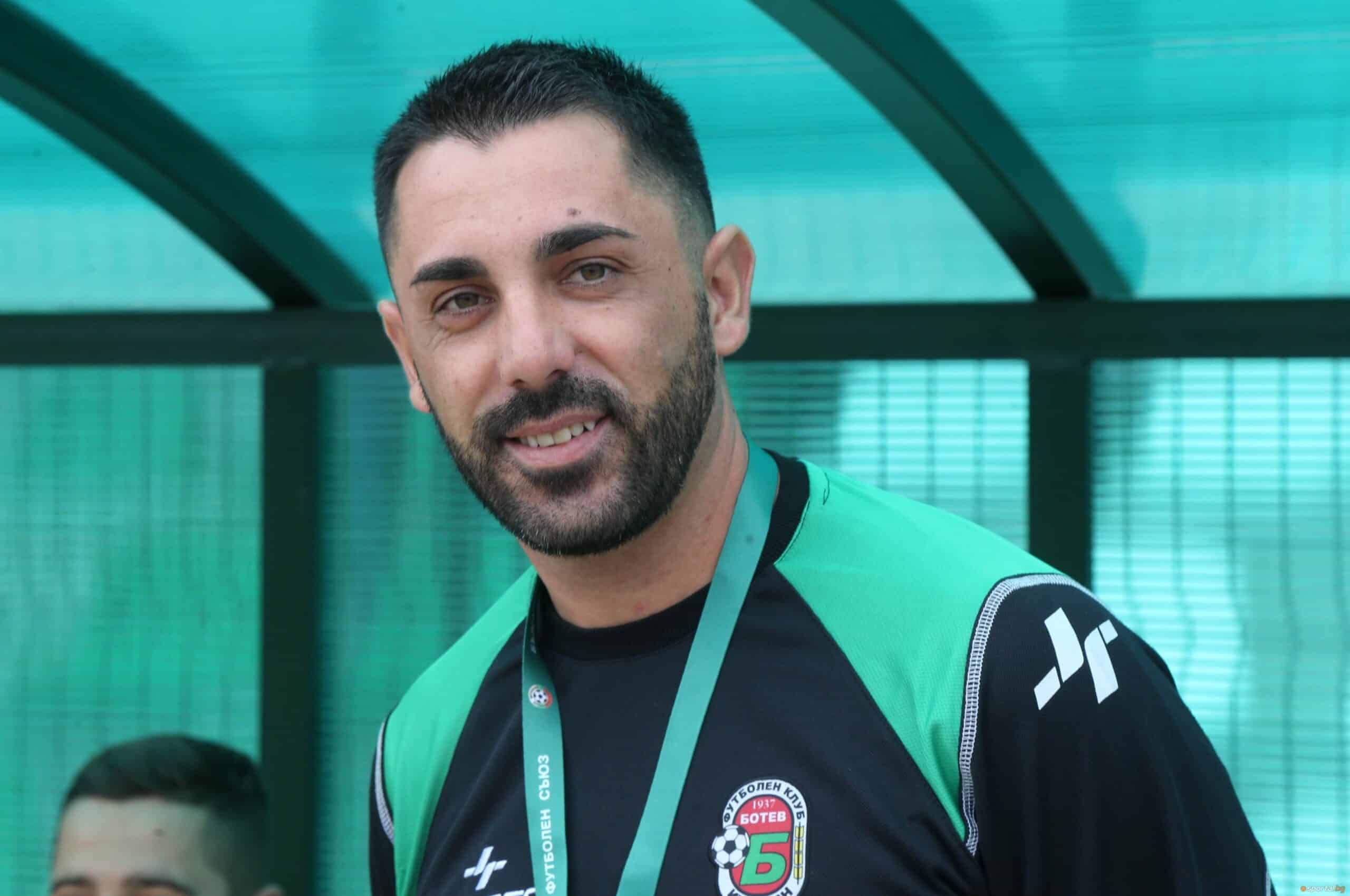 Ботев (Ихтиман) завърши наравно 0:0 с дублиращия отбор на Славия в изминалия 35-ти кръг на Югозападната Трета лига. Това е второ поредно равенство за тима и общо трето в последните четири мача. „Очаквахме по-труден двубой, тъй като играхме срещу един от по-младите отбори в групата, и точно такъв се получи. Ако трябва да търсим вината някъде за получения резултат, тя е в нас, защото създадохме не малко положения, но отново ги пропуснахме“, каза Валери Свиленов пред официалния сайт на Ботев (Ихтиман). „Разбира се, не можем и не омаловажаваме играта на съперника, поздравявам ги за представянето, макар да са млад отбор. Имаха желание и нужната агресия, създадоха някои ситуации. Дори в края на мача имаха атака, в която останаха сами срещу нашия вратар, но не успяха да реализират“, добави специалистът. На въпрос, на какво се дължи по-ниската резултатност този сезон в сравнение с миналия, в който Ботев вкара 70 гола и завърши на второ място по този показател след победителя Миньор (Перник) със 78 попадения, треньорът отговори: „Причината е, че този сезон нямаме тази острота и сигурност, която имахме през миналия. Тогава реализирахме почти всяка втора ситуацията, докато сега е точно обратното - създаваме много положения, но не успяваме. Липсва ни тази ефективност, а може би сигурност и концентрация.“ „В последните няколко мача загубихме доста точки, които можеха да ни изстрелят в десетката на класирането. Надявам се в оставащите три двубоя да спечелим максимален брой точки, за да подобрим класирането ни, защото имаме доста добри футболисти, но сме доста назад. Това не ме удовлетворява, но ще правим изводи след края на сезона“, завърши Валери Свиленов.