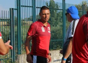 Банско претърпя загуба при гостуването си на Пирин (Гоце Делчев) с 1:2, като отново се сблъска с редица кадрови проблеми. „Липсваха ни доста футболисти и на практика почти нямахме смени. Всъщност, направихме само една и то за нещастие заради счупената ръка на Ибрахим Шериф“, коментира помощник треньорът в лагера на банскалии Иван Топузов. „Разделихме си по едно полувреме. Първото беше за домакините, а второто – за нас. При 0:0 обаче ни отмениха гол заради засада след удар на Влади Златинов. Гледахме запис на ситуацията, няма такава“, добави бившият дългогодишен футболист. „През второто полувреме почти не излязохме от тяхната половина. Пропуснахме ситуации, създадохме няколко разбърквания в наказателното им поле. Лошото е, че вместо ние да вкараме още един гол, след като изравнихме, загубихме“, завърши Топузов.