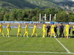 ФК Свиленград гостува на ФК Секирово ФК Свиленград ще се изправи срещу ФК Секирово (Раковски) в мач от предпоследния 37-ти кръг на Югоизточната Трета лига. Последната визита за сезона на жълтите ще се проведе в събота, 24-ти май, от 18:00 часа на стадион "Петър Парчевич" в град Раковски. „Момчетата се готвят с настроение, стягаме се, за да постигнем втора поредна победа като гост“, споделиха от ръководството на тима. Преди по-малко от седмица Свиленград разгроми с 10:0 у дома Асеновец (Асеновград), а три дни по-рано се наложи с 3:2 над Левски (Карлово) като гост, водейки с 3:0 в срещата. Аут за двубоя със "секирите" са вратарят Георги Милев, както и Митко Плахов. Милев пропуска мача поради лични причини, докато полузащитникът отново има проблеми с контузия. Въпреки това Анастас Попов разполага с много опитни и доказани футболисти. „Няма да има проблем съставът да излезе, да покаже това, на което е способен и да се поздравим с трите точки!“, добавят още от ръководството на ФК Свиленград. В първия мач между двата тима през сезона "жълтите" спечелиха с 4:1 у дома.