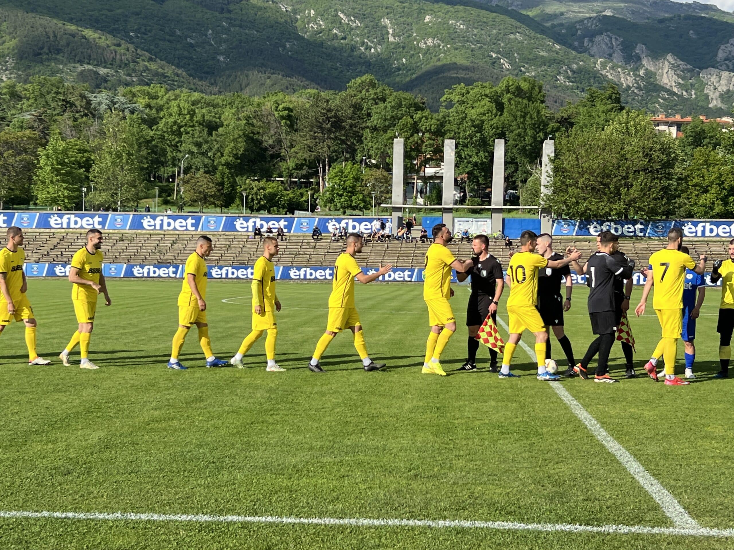 ФК Свиленград гостува на ФК Секирово ФК Свиленград ще се изправи срещу ФК Секирово (Раковски) в мач от предпоследния 37-ти кръг на Югоизточната Трета лига. Последната визита за сезона на жълтите ще се проведе в събота, 24-ти май, от 18:00 часа на стадион "Петър Парчевич" в град Раковски. „Момчетата се готвят с настроение, стягаме се, за да постигнем втора поредна победа като гост“, споделиха от ръководството на тима. Преди по-малко от седмица Свиленград разгроми с 10:0 у дома Асеновец (Асеновград), а три дни по-рано се наложи с 3:2 над Левски (Карлово) като гост, водейки с 3:0 в срещата. Аут за двубоя със "секирите" са вратарят Георги Милев, както и Митко Плахов. Милев пропуска мача поради лични причини, докато полузащитникът отново има проблеми с контузия. Въпреки това Анастас Попов разполага с много опитни и доказани футболисти. „Няма да има проблем съставът да излезе, да покаже това, на което е способен и да се поздравим с трите точки!“, добавят още от ръководството на ФК Свиленград. В първия мач между двата тима през сезона "жълтите" спечелиха с 4:1 у дома.