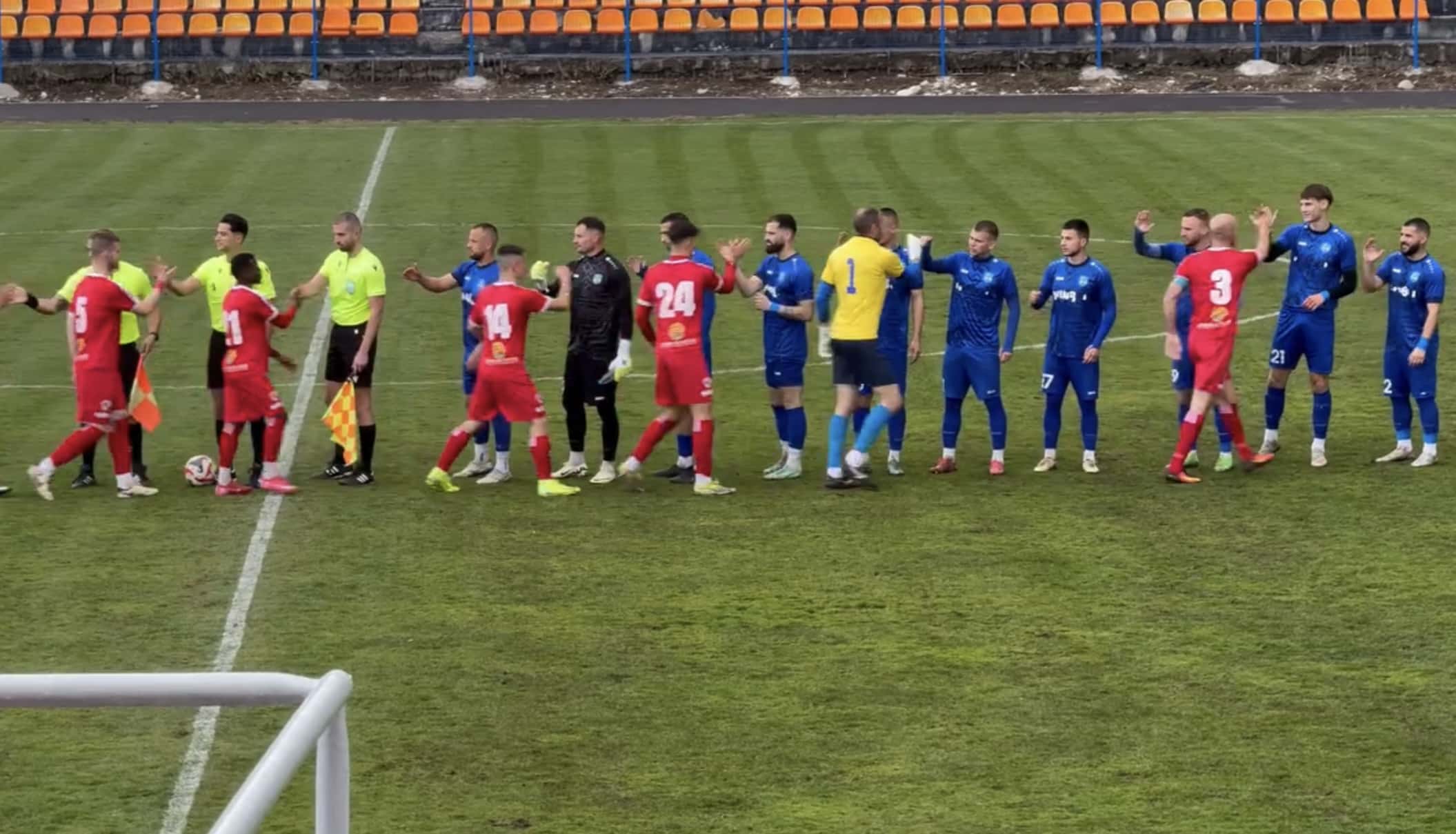 Рилски спортист загуби от Левски II в гостуване Рилски спортист (Самоков) преживя поражение с 1:3 от Левски II (София) в мач от 36-тия кръг на Югозападната Трета лига. Отборът, воден от Пламен Крумов, записва второ поражение в последните си три срещи. Още след минута игра домакините откриха резултата чрез Стивън Стоянчов, който се възползва от груба грешка в защитата на "скиорите". След този гол, Рилски спортист доминираше играта и в 28-ата минута Георги Станимиров изравни. Ударът му от далечно разстояние рикошира в бранител на "сините" и не остави шанс на вратаря Мартин Емилов. През второто полувреме играта стана по-равностойна, а и двата отбора трудно се добираха до положения за гол. Все пак, Стоянчов отбеляза втория си гол в мача в 80-ата минута, придавайки 2:1 на Левски II. Рилецо се опита да стигне поне до равенството, но вместо това допусна трети гол. След бърза контраатака, Стоянчов асистира на Александър Божилов, който оформи крайното 3:1. Това е второ поредно поражение за Рилски в гостуване. Тимът остава четвърти с 59 точки. В следващия кръг "скиорите" приемат Септември II (София) в последното си домакинство за сезона. Двубоят на стадион "Искър" е насрочен за събота, 31-ви май, от 18:00 часа.