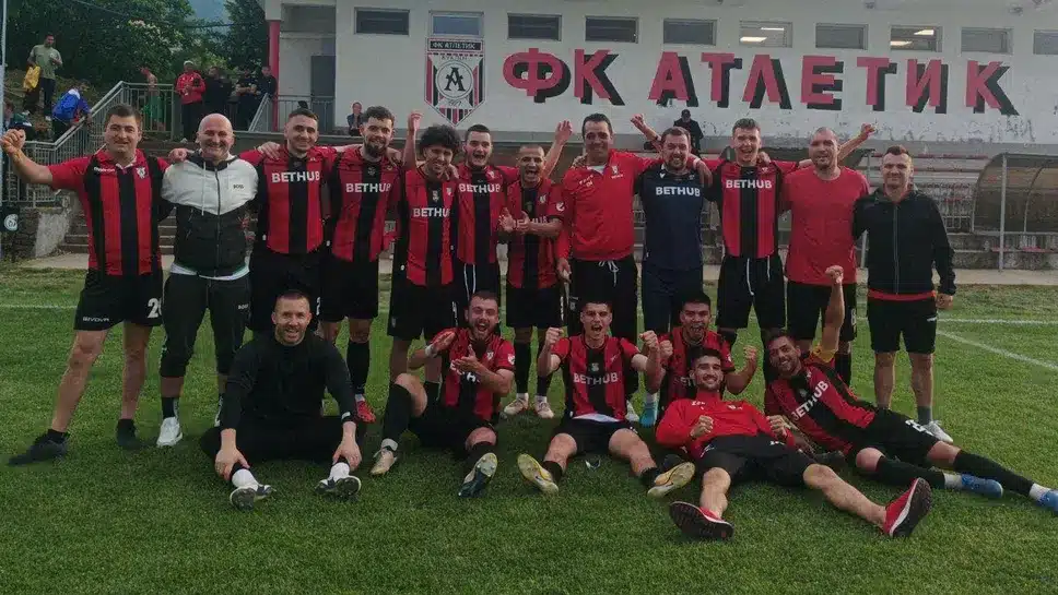 Атлетик (Куклен) победи Секирово (Раковски) с 4:1 в последния кръг на Югоизточната Трета лига Атлетик (Куклен) спечели у дома срещата си срещу Секирово (Раковски) с 4:1 в последния, 38-и кръг на Югоизточната Трета лига. Домакините демонстрираха силна игра в последния мач на своя треньор. Макджералд Уоха и Хенинг Паул Якоби отбелязаха голове съответно в 20-а и 25-а минута, след асистенции от Рангел Игнатов. Запрян Запрянов успя да върне интригата с гол в средата на втората част, но Игнатов сложи край на надеждите на гостите с два гола в 72-а и 78-а минута. След дълъг престой в клуба треньорът Мирчев напуска, а неговото място ще бъде заето от Стефан Генов. Генов, с над 20-годишен опит в треньорството, е ръководил отбори като Локомотив (Пловдив), Локо (София), Черно море, а също така е работил и 5 години в Сирия. Има опит с Пирин, Монтана и Крумовград, като е спечелил златен медал с Лудогорец като помощник-треньор, както и промоция в професионалния футбол с Крумовград.