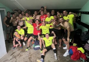 Марица Милево ще стартира подготовка на 1-ви юли Отборът на Марица Милево в момента е в почивка, но треньорският щаб вече обмисля селекцията за новия сезон. Все още няма информация за напускащи играчи, като треньорът Иван Кочев търси поне 3-4 нови състезатели във всички линии. "Имаме събиране на 6-ти юни, тогава ще поговорим с всички играчи отделно. Имаме варианти за нови играчи, но още сме в преговори. Вероятно ще вземем и вратар, но търсим играчи във всички фази. Тъпърва ще се прави селекция", каза за клубния сайт Кочев. В последния кръг на сезона в Югоизточната Трета лига Марица постигна служебна победа с 3:0 над отказалия се Карнобат. Тимът завърши на 8-мо място с 59 точки.
