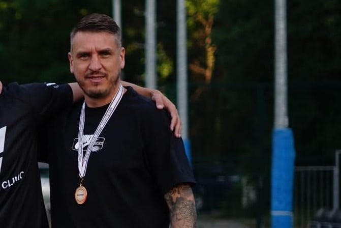 Асеновец (Асеновград) постигна основната си цел, успявайки да запази мястото си в Югоизточната Трета лига. „Със сигурност изпращаме изключително труден сезон, в който наистина основната ни цел бе да запазим мястото си в групата. Направихме го и се надявам през следващото първенство да нямаме подобни притеснения до последно“, коментира един от най-опитните в състава на асеновградчани – Йордан Ковачев. „Надявам се по време на лятната пауза да успеем да запазим основната част от опитните футболисти и да привлечем нови, с което да повишим качеството на отбора. Иска ми се през новия сезон да се изкачим по-нагоре в класирането. Знам, че ще бъде трудно, защото в днешно време резултатите се преследват с финанси“, добави още Ковачев. „Радващото е, че работим в правилната посока относно младите. Виждате, че някои възрасти имат страхотно представяне. Момчетата притежават изключителни качества, обаче опитът в Трета лига е много важен. Когато нямаш опит, допускаш грешки, но няма как – за да искаме да израстват, ще грешат. И това е най-нормалното нещо във футбола, а и живота. Ние ще продължим да разчитаме на тях, дано го оценяват“, завърши лидерът на Асеновец.