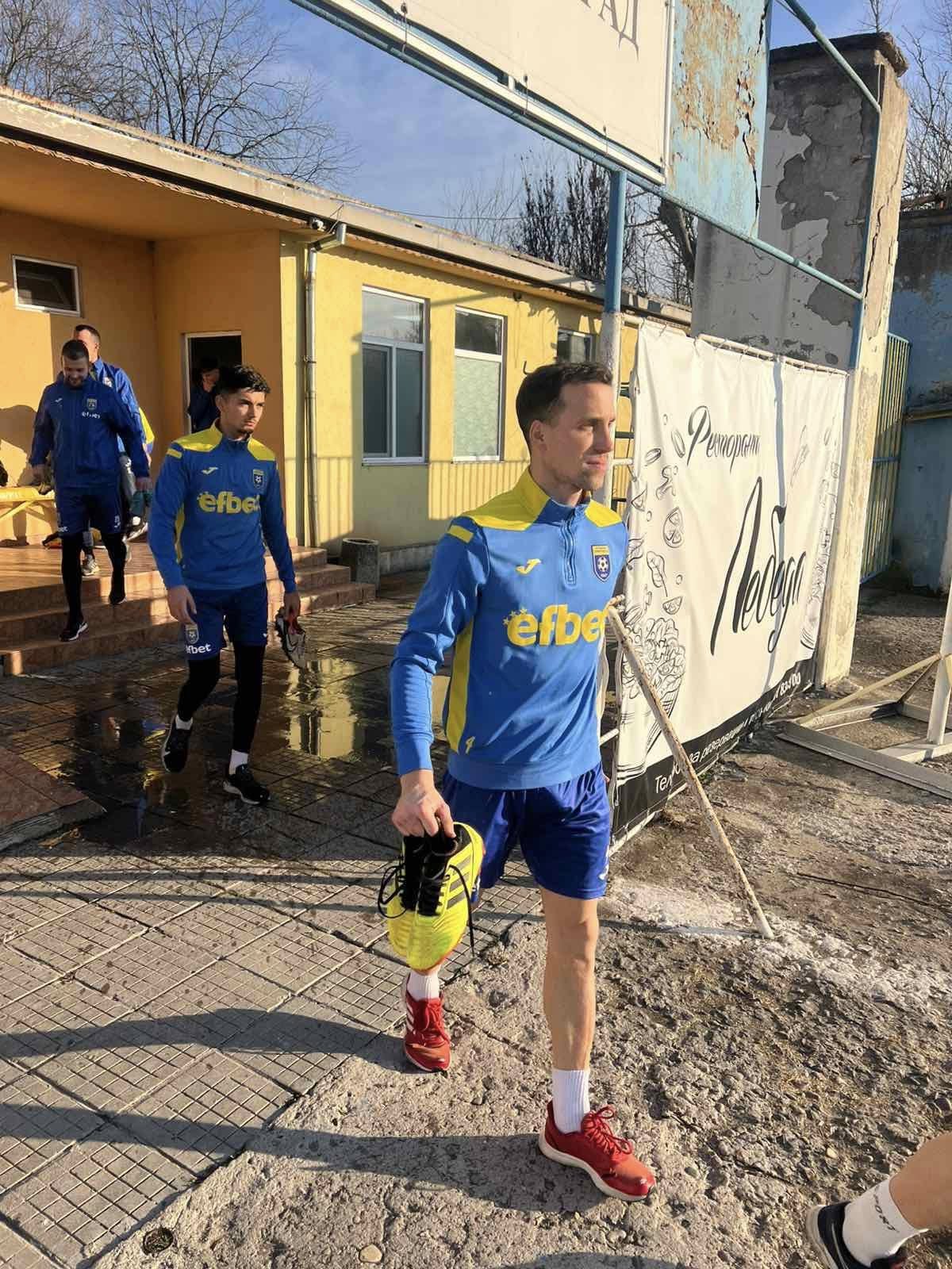Трима футболисти напуснаха ФК Димитровград В последните дни ФК Димитровград се раздели с трима свои играчи. Отборът загуби Дамян Чаушев, Ахмед Осман и вратаря ристиян Глушков, който поема към Локомотив Пловдив. Подготовката на тима стартира на 1-ви юли, като се очаква в следващите седмици да се присъединят и много нови футболисти. Тренировките ще се проведат на местна почва, а до момента са договорени мачове със съперниците ФК Съединение, Розова долина Казанлък и Загорец Нова Загора.