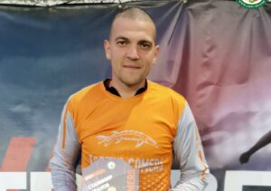 Станимир Иванов се завръща в Асеновец (Асеновград) Вратарят Станимир Иванов отново ще бъде част от Асеновец (Асеновград). Един от най-добрите на своя пост и изключително опитен страж бе част от отбора допреди известно време, но сега отново ще застане под рамката на вратата. Така след напускането на Диян Вълков, Асеновец си осигури изключително попадение на вратарския пост.