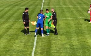 Рилски спортист (Самоков) загуби с 0:1 от Витоша (Бистрица) в своята втора контрола това лято. Срещата се проведе на стадион "Искър" в Самоков, започвайки в 18:30 часа. Единственият гол беше отбелязан в края на първото полувреме, след центриране от корнер, последвано от разбъркване в наказателното поле на "скиорите", при което топката бе изпратена в мрежата. "Получи се равностоен мач, владеехме повече топката. Съперникът ни играеше повече на контраатака. Доволен съм от всички момчета. Направихме две единайсеторки. Само 2-3 играчи играха повече от едно полувреме. Целта е всички да получат игрово време, защото сме още в началото на подготовката. Тренировките са тежки. Въпреки умората, която има, аз съм доволен от момчетата.", сподели след края на двубоя старши треньора на Рилски спортист Пламен Крумов. "В контролните срещи резултатът не е най-важното нещо. Въпросът е в момента да подобряваме взаимовръзките на терена. Имаме доста нови футболисти. Целта е да се обиграват, да се опознаят по-добре. Надявам се, че с всеки изминал мач ще подобряваме взаимодействието по терена.", добави още Крумов. Следващият мач на Рилски спортист е в сряда, 16-ти юли от 18:30 часа срещу kosовския Прищина. Срещата ще се проведе на Националната футболна база "Бояна" в София. "Сега момчетата ще починат 48 часа и от понеделник започваме да се готвим отново.", завърши наставника на Рилецо. Ето и пълния списък с контроли на тима от Самоков след промяната: 05.07 - Рилски спортист - ЦСКА III (София) - 4:2 12.07 - Рилски спортист - Витоша (Бистрица) - 0:1 16.07 - Рилски спортист - Прищина (Косово), 18:30, Национална футболна база "Бояна", София 19.07 - Рилски спортист - Национал (София), 10:00, София; Миньор (Перник) - Рилски спортист, 19:00, стадион "Миньор", Перник 23.07 - Сливнишки Герой (Сливница) - Рилски спортист, 18:30, Сливница 26.07 - Септември II (София) - Рилски спортист, 18:00, Герман, София