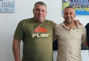 Отборът на Гигант (Съединение) изигра изключително престижна и равностойна контролна среща срещу елитния тим на Ботев (Пловдив). Домакините от Ботев спечелиха с минималното 1:0, а проверката бе генерална репетиция преди дербито на старта на новия сезон срещу ЦСКА, което ще се проведе в събота. "Изключително съм доволен от контролата. Оставям резултата настрана, хареса ми начина, по който играхме. Не се затворихме, а и нямаше нужда - това е просто един приятелски мач. Играхме нападателно, създадохме доста добри ситуации. Можеше да отбележим и то не веднъж", коментира Добри Козарев след края на двубоя на Коматево. "В края на мача имахме две много добри възможности, първо от пряк свободен удар, а след това Ташолов стреля с глава и топката мина на сантиметри от вратата на Ботев", добавя шефът на Гигант (Съединение). "Нека запазим концентрация, да продължим да работим по същия начин и ще видим как ще се развие сезонът. Засега сме свършили добра работа под ръководството на Данаил Бачков, остава да го докажем и в официалните мачове. Най-важното е футболистите да са здрави", завърши Козарев.