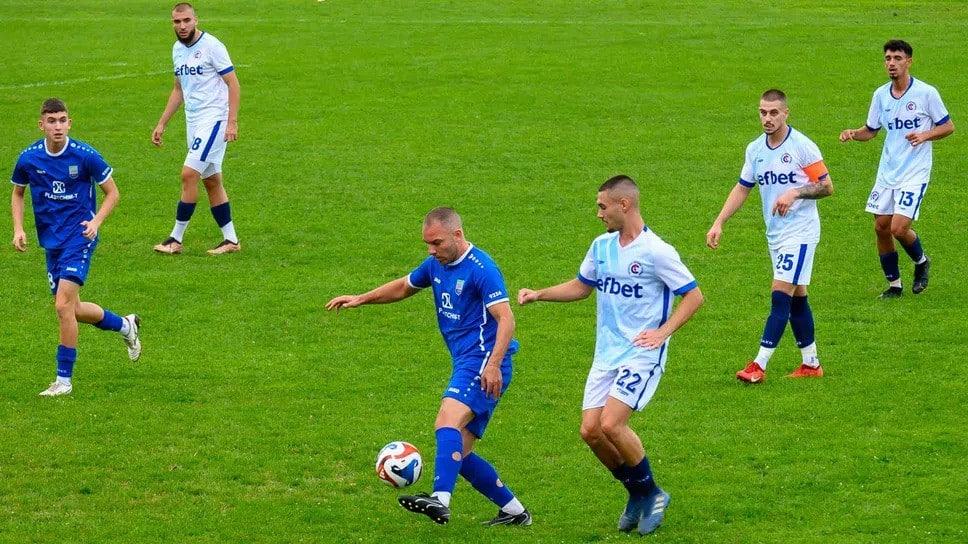 ФК Аксаково завърши наравно 1:1 като гост на Черноломец (Попово) в първата си контрола от лятната подготовка за сезон 2025/26 в Североизточната Трета лига. През първото полувреме "сините" показаха по-добра игра от своя съперник, но първият гол падна едва в 70-ата минута. Димитър Ковачев, който беше привлечен от Черно море II (Варна), даде аванс на Аксаково с красиво попадение. Той получи топката отляво, преодоля двама от защитниците на домакините и с прецизен удар по въздух я изпрати в близкия ляв ъгъл. Домакините успяха да изравнят скоро след това. В 73-ата минута съдията пропусна нарушение без топка срещу играч на Аксаково, което доведе до гол за крайната резултатност на Черноломец - 1:1. "Получи се полезна, хубава контрола. Всички здрави и налични футболисти взеха участие в мача. Срещата беше равностойна.", сподели помощник треньорът на Аксаково Десислав Дяков. Единствените играчи, които не участваха, бяха контузените Любо Захариев и Димитър Павлу, както и вратарят Иван Атанасов, който отсъстваше по лични причини. Следващата контрола на Аксаково е срещу новака в групата Олимпик (Варна). Срещата ще се изиграе в късните следобедни часове на сряда, 23-ти юли. Пълен списък с контролите на ФК Аксаково: 19 юли, 18:30 - Черноломец (Попово) - Аксаково - 1:1 23 юли - Аксаково - Олимпик (Варна) 26 юли - Аксаково - Черно море U17 (Варна) 2 август - Аксаково - Черно море II (Варна) 9 август - мач за Купата на АФЛ (съперникът ще бъде определен чрез жребий на 30-ти юли)