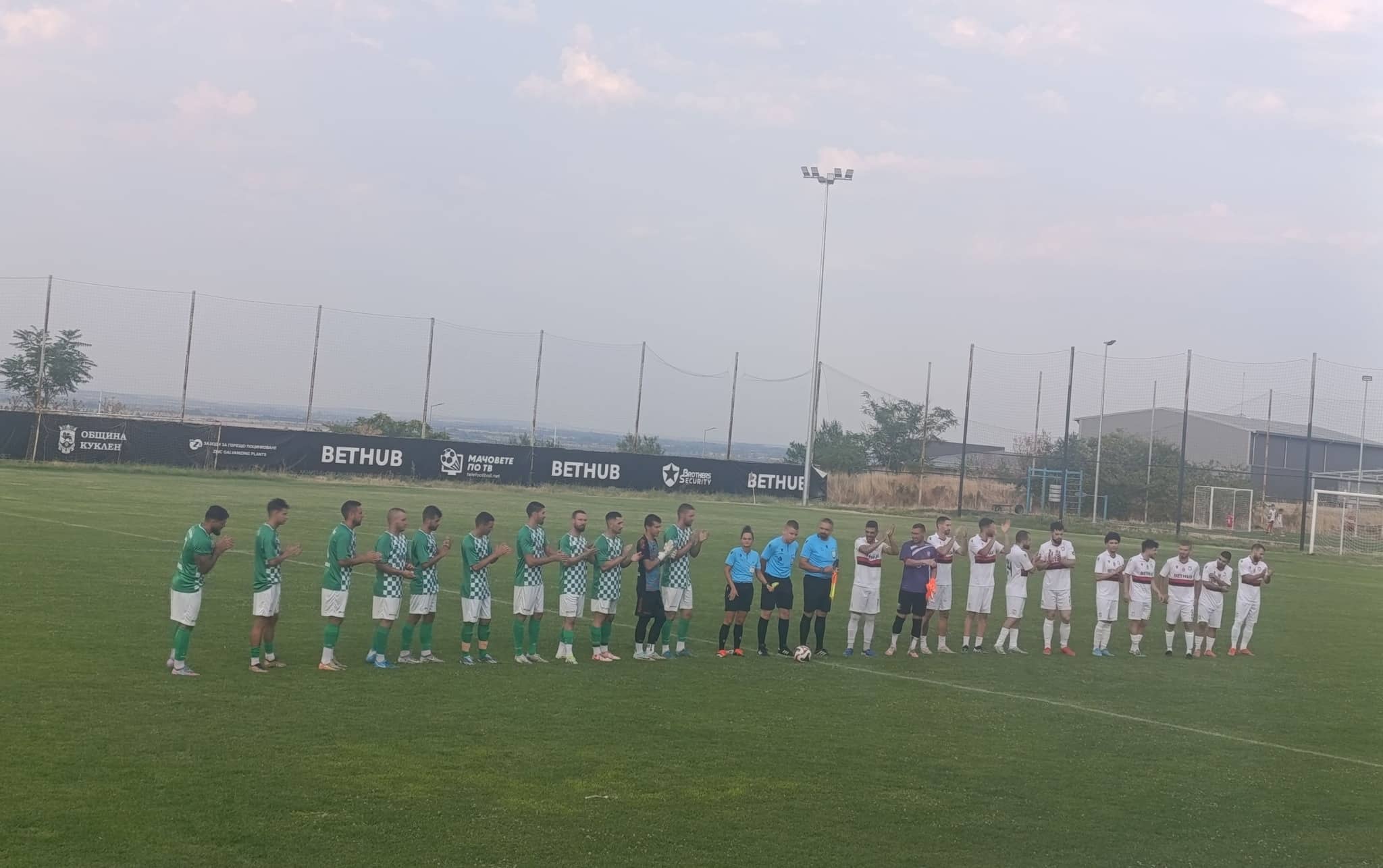 ФК Секирово от Раковски завърши наравно 1:1 при гостуването си на Атлетик Куклен в третата си лятна контрола. Това беше първият случай, при който "секирите", водени от Иван Петров, успяха да отбележат гол в приятелските си мачове от предсезонната подготовка и да не загубят. Домакините от Куклен поведоха в 5-ата минута, когато Борислав Хадижев отбеляза с глава след центриране от фланга. Малко преди края на първото полувреме Запрян Запрянов успя да изравни резултата. През второто полувреме и двата отбора имаха възможности за победа, но "секирите" изглеждаха по-свежи и пропиляха четири добри положения за пълен обрат. Атлетик също имаше своите шансове към края на мача, но не успя да отбележи. Изказване на президента на ФК Секирово Стефан Пенсов след мача: "Получи се добра контрола. За съжаление не бяхме в пълен състав. Равам се, че бяхме по-свежи през второто полувреме предвид по-малката група, с която пътувахме. Лошите новини са свързани с не малко контузии." Следваща проверка за Секирово е срещу Асеновец Асеновград. Двубоят ще се проведе в събота, 23 юли, от 19:00 часа по искане на отбора от Асеновград и ще се състои на стадиона в Момино село. Контроли на ФК Секирово това лято: 12 юли, тристранен турнир (по едно полувреме, 45 минути): Атлетик (Куклен) - Секирово 2:0 и Спартак (Пловдив) - Секирово 3:0 19 юли, 10:00 - Спартак (Пловдив) - Секирово 4:0 23 юли, 19:00 - Атлетик (Куклен) - Секирово 1:1 26 юли, 19:00 - Секирово - Асеновец (Асеновград)