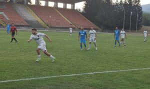 Ботев (Ихтиман) постигна победа над Пирин (Разлог) с 2:1 в контролна среща, която се проведе по-рано днес в Разлог. Домакините взеха преднина и на полувремето резултатът беше 1:0 в тяхна полза. През втората част възпитаниците на треньора Валери Свиленов успяха да направят обрат благодарение на головете на Васев и едно от новите попълнения - придошлия от ОФК Несебър, Валентин Сливов. Това е втората поредна победа за отбора в контролните срещи след успеха с 3:1 срещу дублиращия състав на Септември (София). Следващата и последна контрола за тима от Ихтиман е насрочена за 26 юли (събота) срещу Септември (Симитли). ПРОГРАМА ЗА ЛЯТНАТА ПОДГОТОВКА 28 юни, Първа тренировка 05 юли, Ботев (Ихтиман) – ЦСКА II 1:3 12 юли, Ботев (Ихтиман) – Хебър (Пазарджик) 1:3 19 юли, Ботев (Ихтиман) – Септември 2 (София) 3:1 23 юли, Ботев (Ихтиман) – Пирин (Разлог) 2:1 26 юли, Ботев (Ихтиман) – Септември (Симитли)