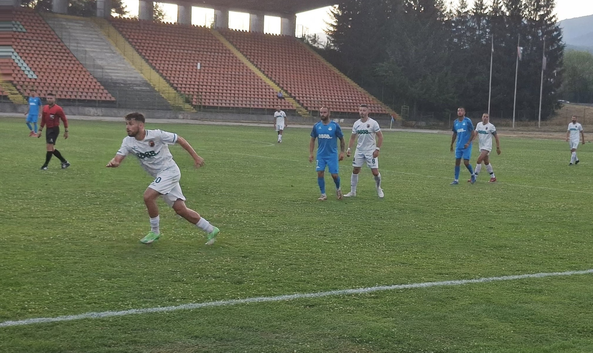 Ботев (Ихтиман) постигна победа над Пирин (Разлог) с 2:1 в контролна среща, която се проведе по-рано днес в Разлог. Домакините взеха преднина и на полувремето резултатът беше 1:0 в тяхна полза. През втората част възпитаниците на треньора Валери Свиленов успяха да направят обрат благодарение на головете на Васев и едно от новите попълнения - придошлия от ОФК Несебър, Валентин Сливов. Това е втората поредна победа за отбора в контролните срещи след успеха с 3:1 срещу дублиращия състав на Септември (София). Следващата и последна контрола за тима от Ихтиман е насрочена за 26 юли (събота) срещу Септември (Симитли). ПРОГРАМА ЗА ЛЯТНАТА ПОДГОТОВКА 28 юни, Първа тренировка 05 юли, Ботев (Ихтиман) – ЦСКА II 1:3 12 юли, Ботев (Ихтиман) – Хебър (Пазарджик) 1:3 19 юли, Ботев (Ихтиман) – Септември 2 (София) 3:1 23 юли, Ботев (Ихтиман) – Пирин (Разлог) 2:1 26 юли, Ботев (Ихтиман) – Септември (Симитли)