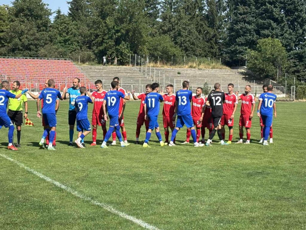 Струмска слава (Радомир) отстъпи с 0:1 на Банско в последната си контрола по време на лятната подготовка. Мачът се проведе на стадион "Свети Петър", а единственият гол беше отбелязан три минути преди края на редовното време. Като цяло двубоят не бе богат на голови положения, въпреки че през първата част Виктор Стойков впечатли с няколко отлични пробива и центрирания, които обаче не доведоха до попадение. С този мач завършва лятната подготовка на отбора, след което следва кратка почивка. През следващата седмица тимът започва подготовка за новия сезон в Югозападната Трета лига. В първия кръг радомирци ще гостуват на Германея (Сапарева баня), който се завръща в групата, на 2 август (събота). Стартов състав: Йордан Димитров, Димитър Владимиров, Мартин Костов, Георги Мариянов, Виктор Стойков, Алекс Дамянов, Милен Войнов, Дейвид Джоров, Любомир Тодоров, Чавдар Христов, Александър Аспарухов (Симеон Симеонов, Сергей Митков, Георги Янев, Кристиян Димитров, Мартин Иванов, Емилиян Петров)