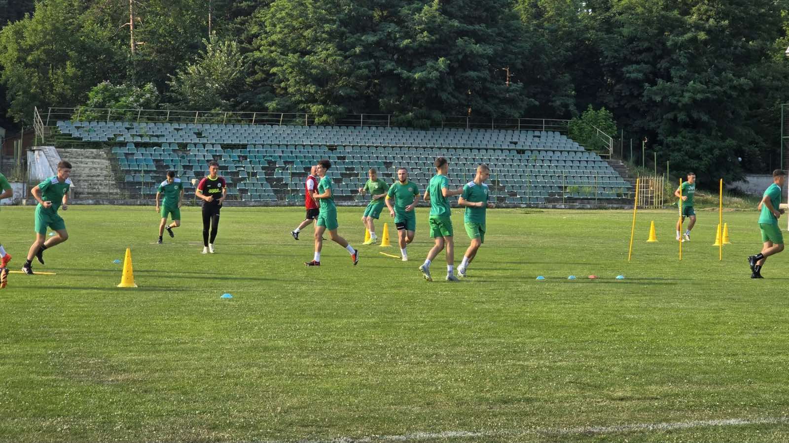 Трима нови играчи се присъединиха към Пирин Гоце Делчев през последните дни. Офанзивният халф Александър Виденов, идващ от Вихрен Сандански, вратарят Даниел Гръчки, юноша на Пирин Бл, набор 2008, и Арман Маркосян, който се завръща в Пирин ГД. Маркосян имаше неуспешен пробен период в Пирин Благоевград, след като страните не успяха да се договорят за условията на договора. Той се завръща в Гоце Делчев, където игра през последната футболна кампания. В събота Пирин ГД ще играе последната си контрола преди старта на новия сезон срещу ФК Национал в 18:00 часа на домашен терен. "Съставът е почти окомплектован, не чакаме никой. Готвим се за първия мач, тренираме здраво, но времето никога не стига, така че в движение ще чистим някои неточности", каза треньорът Васил Чергов за клубния сайт.