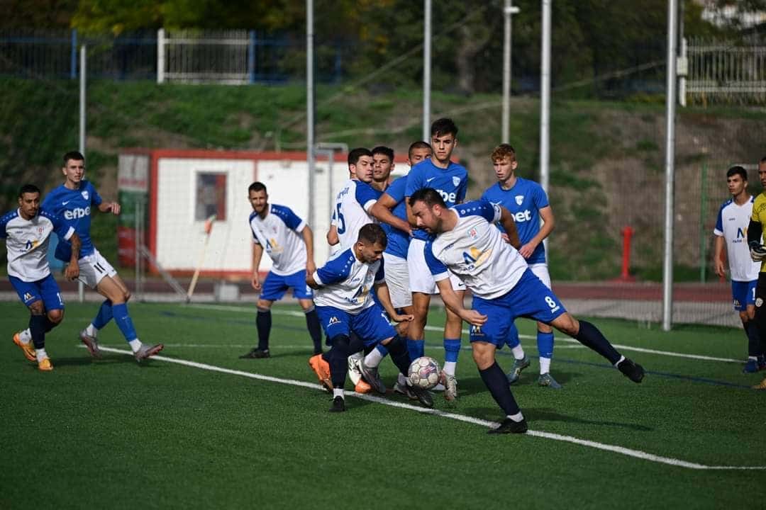 Доростол (Силистра) завърши наравно 1:1 с дублиращия състав на Спартак (Варна) в първата си контрола от предсезонната подготовка. Двубоят се състоя на стадион "Локомотив" във Варна от 18:00 часа днес. И двете попадения в срещата бяха реализирани от дузпи. Домакините поведоха чрез точно изпълнение на Георги Бичев от наказателната точка в 20-ата минута. В 80-ата минута Георги Димитров изравни резултата също след прецизно изпълнение от 11-те метра. Дузпата в полза на Доростол бе отсъдена за нарушение на вратаря на Спартак срещу Бисер Георгиев. В заключителните минути Георгиев имаше шанс да донесе победата на Доростол, след като излезе сам срещу вратаря, но не успя да го преодолее. След срещата старши треньорът на Доростол, Деян Дечев, отбеляза: "Получи се полезна контрола за нашия отбор. Трябва само да укрепнем повече физически, но това ще се случи с времето." Следващата проверка на силистренци е в събота, 2-ри август, срещу тима на Фратрия II (Варна). Все още не е обявено началото на мача. През следващата седмица Доростол ще научи съперника си за Купата на АФЛ за 9-ти август, както и ще стане ясен жребият за новия сезон. Това ще се случи на 30-ти юли. Пълният списък с мачовете на Доростол преди старта на новия сезон: 27 юли, 18:00 – Спартак II (Варна) – Доростол - 1:1 02 август – Фратрия II (Бенковски) – Доростол 09 август – мач за Купата на АФЛ