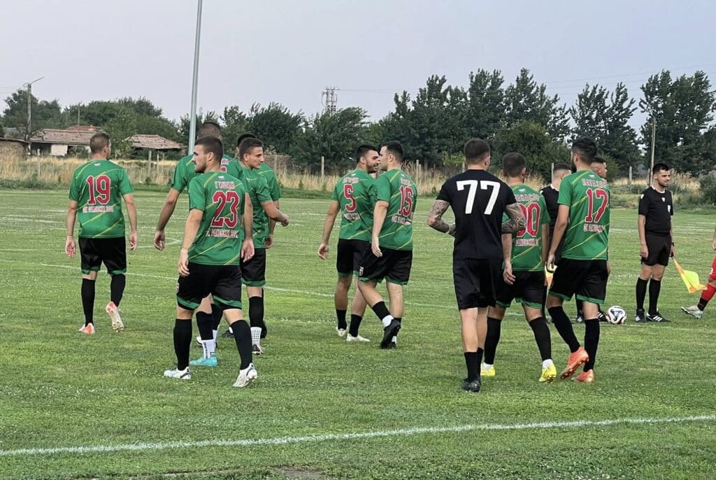 ФК Раковски претърпя загуба с 2:3 от юношеския отбор на Ботев Пловдив (U18) в контролна среща, която се проведе в град Раковски. Въпреки че това бе най-горещият ден от годината в почти цялата страна, футболистите и на двата отбора показаха страхотно желание, което се изрази в общо петте отбелязани попадения. Това беше последната проверка за тима, воден от играещия старши треньор Петър Атанасов, преди началото на новия сезон в Югоизточната Трета лига. Младите "канарчета" поведоха с 2:0 след голове на Стилиян Добревски и Мартин Георгиев. Николай Панчев намали резултата на 1:2, след което двата отбора се оттеглиха на почивка. През второто полувреме самият играещ наставник на домакините, Петър Атанасов, изравни за 2:2, но след автогол победата беше за юношите на Ботев (Пловдив). За началото на новия сезон ФК Раковски ще бъде гост на Родопа Смолян на 2 август (събота) от 18:30 часа. Контроли през лятото ФК Раковски - Спартак (Пловдив) 0:0 ФК Раковски - Левски (Карлово) 1:3 ФК Раковски - Реал (Пловдив) 3:4 ФК Раковски - Марица (Милево) 2:4 ФК Раковски - Ботев Пловдив (U18) 2:3