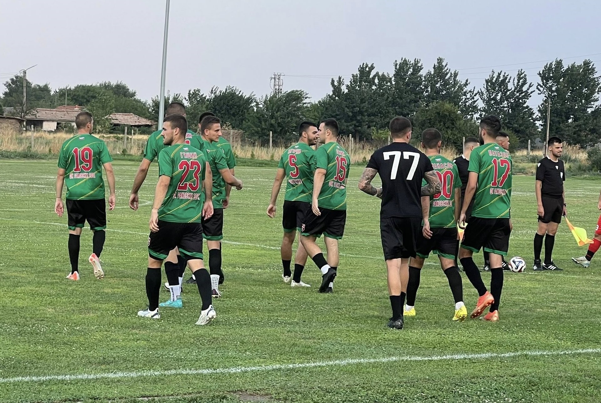 ФК Раковски претърпя загуба с 2:3 от юношеския отбор на Ботев Пловдив (U18) в контролна среща, която се проведе в град Раковски. Въпреки че това бе най-горещият ден от годината в почти цялата страна, футболистите и на двата отбора показаха страхотно желание, което се изрази в общо петте отбелязани попадения. Това беше последната проверка за тима, воден от играещия старши треньор Петър Атанасов, преди началото на новия сезон в Югоизточната Трета лига. Младите "канарчета" поведоха с 2:0 след голове на Стилиян Добревски и Мартин Георгиев. Николай Панчев намали резултата на 1:2, след което двата отбора се оттеглиха на почивка. През второто полувреме самият играещ наставник на домакините, Петър Атанасов, изравни за 2:2, но след автогол победата беше за юношите на Ботев (Пловдив). За началото на новия сезон ФК Раковски ще бъде гост на Родопа Смолян на 2 август (събота) от 18:30 часа. Контроли през лятото ФК Раковски - Спартак (Пловдив) 0:0 ФК Раковски - Левски (Карлово) 1:3 ФК Раковски - Реал (Пловдив) 3:4 ФК Раковски - Марица (Милево) 2:4 ФК Раковски - Ботев Пловдив (U18) 2:3