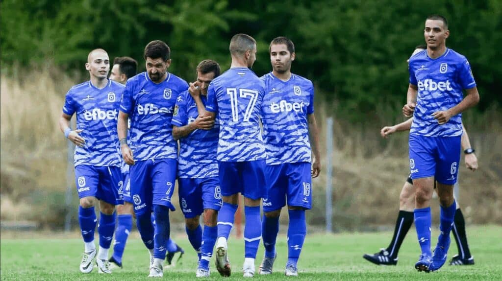 ОФК Костинброд постигна победа с 2:1 срещу отбора на Национал (София) в последната си проверка от лятната подготовка. Срещата беше организирана в последния момент и се проведе по-рано днес, на 29-ти юли, на стадион "Белица" в Костинброд. Домакините откриха резултата още в 6-ата минута с гол на Крис Вълчинов, който се разписа с красив удар извън наказателното поле. Въпреки това, гостите успяха да изравнят преди почивката. В крайна сметка, Костинброд постигна победата благодарение на прецизно изпълнение на играч, който е на проби в отбора, воден от Найден Спасов. Името на голмайстора остава в тайна засега. Домакините удариха и три греди, след като Георги Пашов, Вълчинов и Даниел Васев бяха спрени на сантиметри от гола. Това беше последната контрола за отбора преди началото на сезон 2025/26 в Югозападната Трета лига. ОФК Костинброд стартира с гостуване на Ботев (Ихтиман) в събота, 2-ри август, от 18:00 часа. Преди днешната контрола бяха картотекирани всички 20 играчи на тима. Новите попълнения включват вратаря Александър Маджаров от ЦСКА 1948, Йоан Гаврилов, който идва от Ботев (Ихтиман), както и Симеон Иванов, известен с прякора Матераци. Водят се преговори и с опитен нападател с много мачове в професионалния футбол в България.