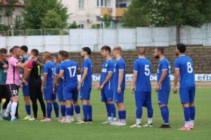Левски (Карлово) надделя с 2:0 над Секирово (Раковски) в мач от първия кръг на Югоизточната Трета лига, провел се на стадион "Васил Левски" в Карлово. Първото попадение в срещата отбеляза Рангел Игнатов от дузпа в 29-ата минута. В 66-ата минута Росен Димитров осигури успокоителния гол за "сините". "Стана добър мач, имахме и още положения, но не можахме да вкараме. Имаше над 500 души, които ръкопляскаха и се радваха на футболистите. Водехме мача, до гола бяхме малко нервни, защото все пак беше първи мач. Секирово се отбраняваха, играеха на контраатаки.", заяви след срещата техническият директор на Левски Мирослав Банчевски. С този успех Левски продължава своята победна серия, която започна още от първия приятелски мач под ръководството на Господин Мирчев. Поредицата от победи за карловци вече достигна шест. "Много сме по-добре от миналата година. Тренирани момчета, не се огънахме през целия мач, който беше добър за нас. В първите мачове най-важната е победата. Не се почувства разлика от хората, които се появиха като резерви. Подготвени сме.", добави Банчевски. В следващия кръг Левски (Карлово) ще гостува на другия отбор от град Раковски - СФК Раковски, който за първи път се състезава в третото ниво на българския футбол. Срещата ще се проведе в събота, 9-ти август, от 18:30 часа.